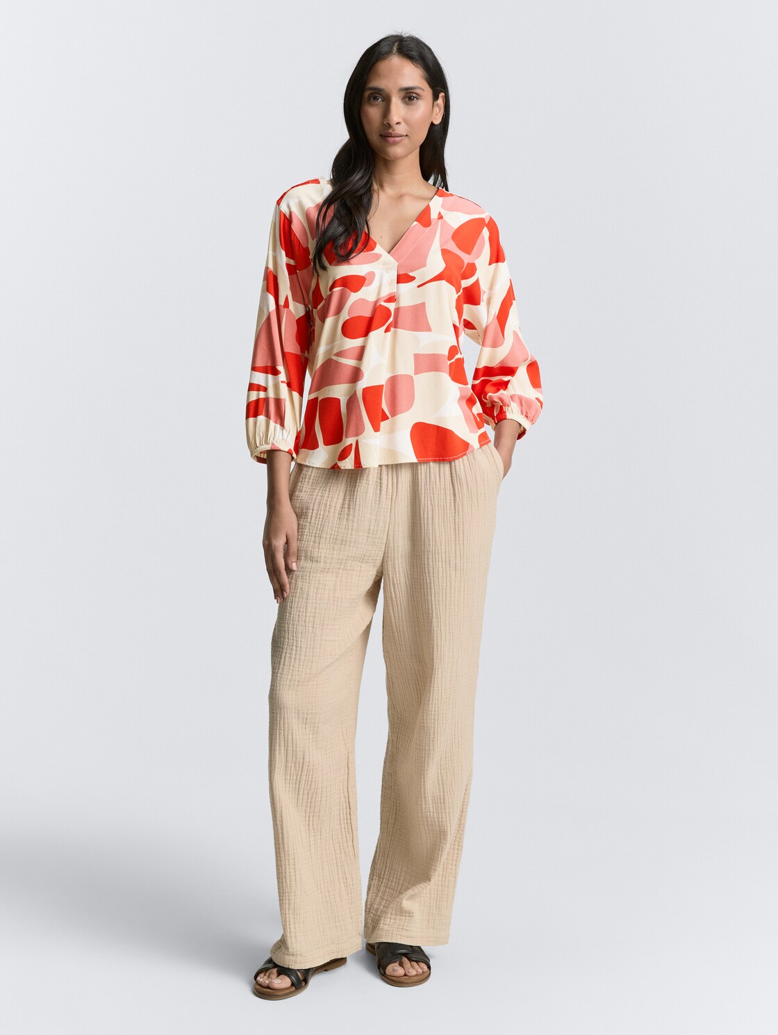 Bluse mit Muster - red dots and shapes design - Model-Vorderansicht