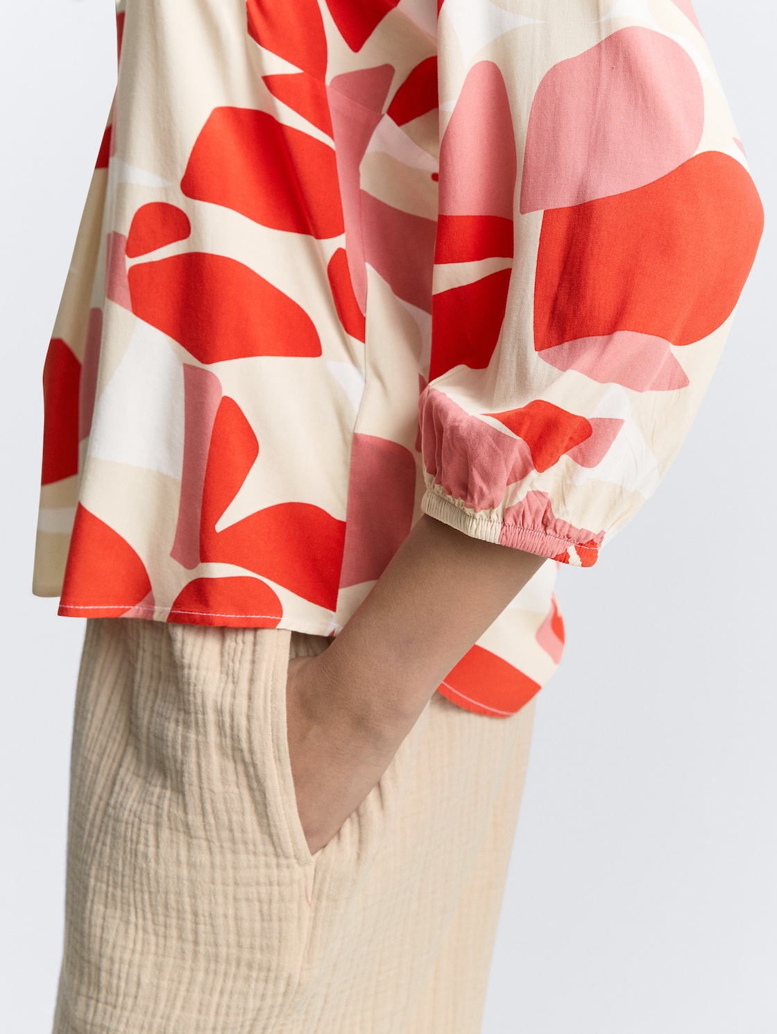 Bluse mit Muster - red dots and shapes design - Detail-Model-Ansicht