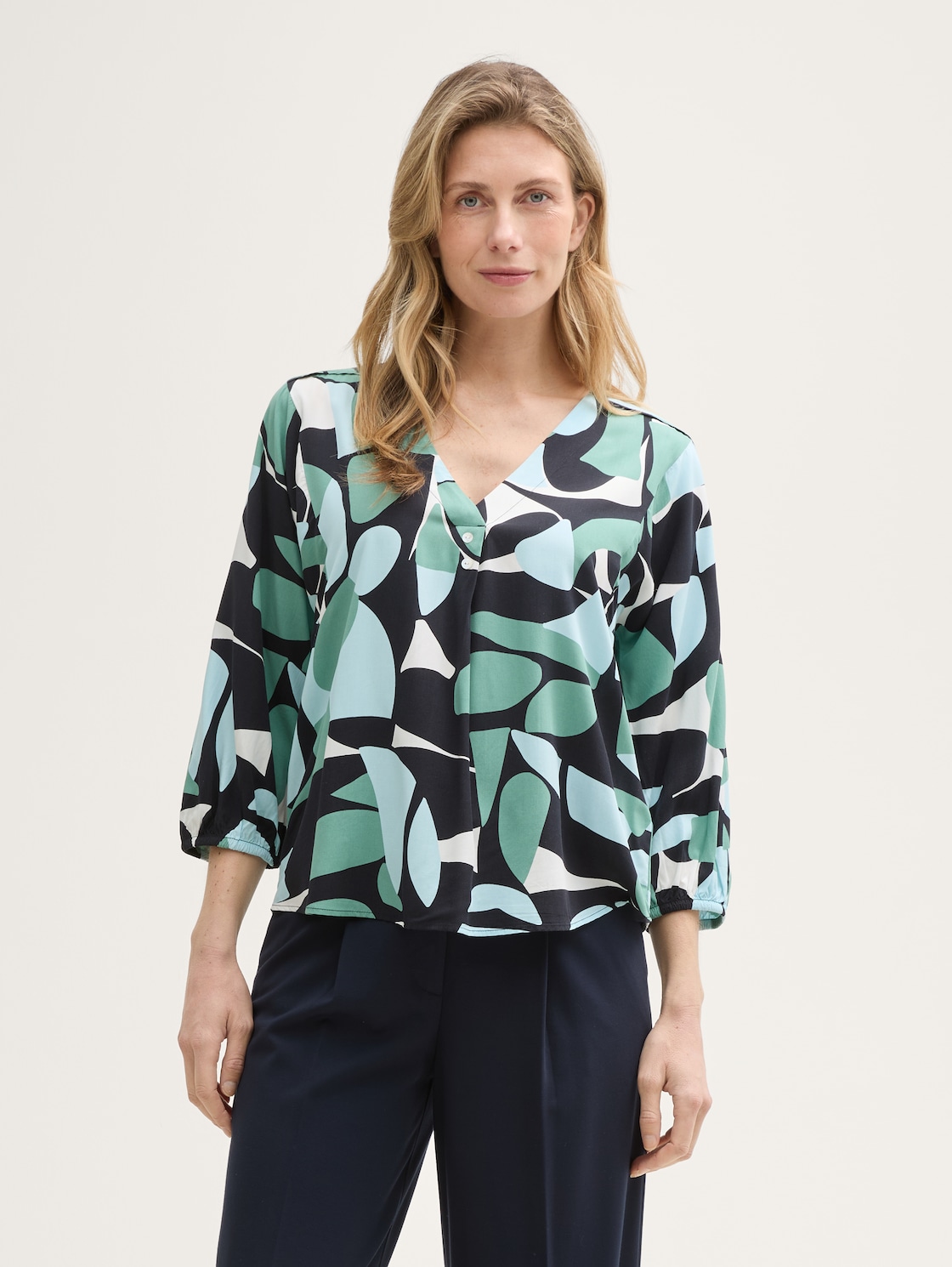 Bluse mit Muster - green dots and shapes design - Ausschnitt Model-Vorderansicht