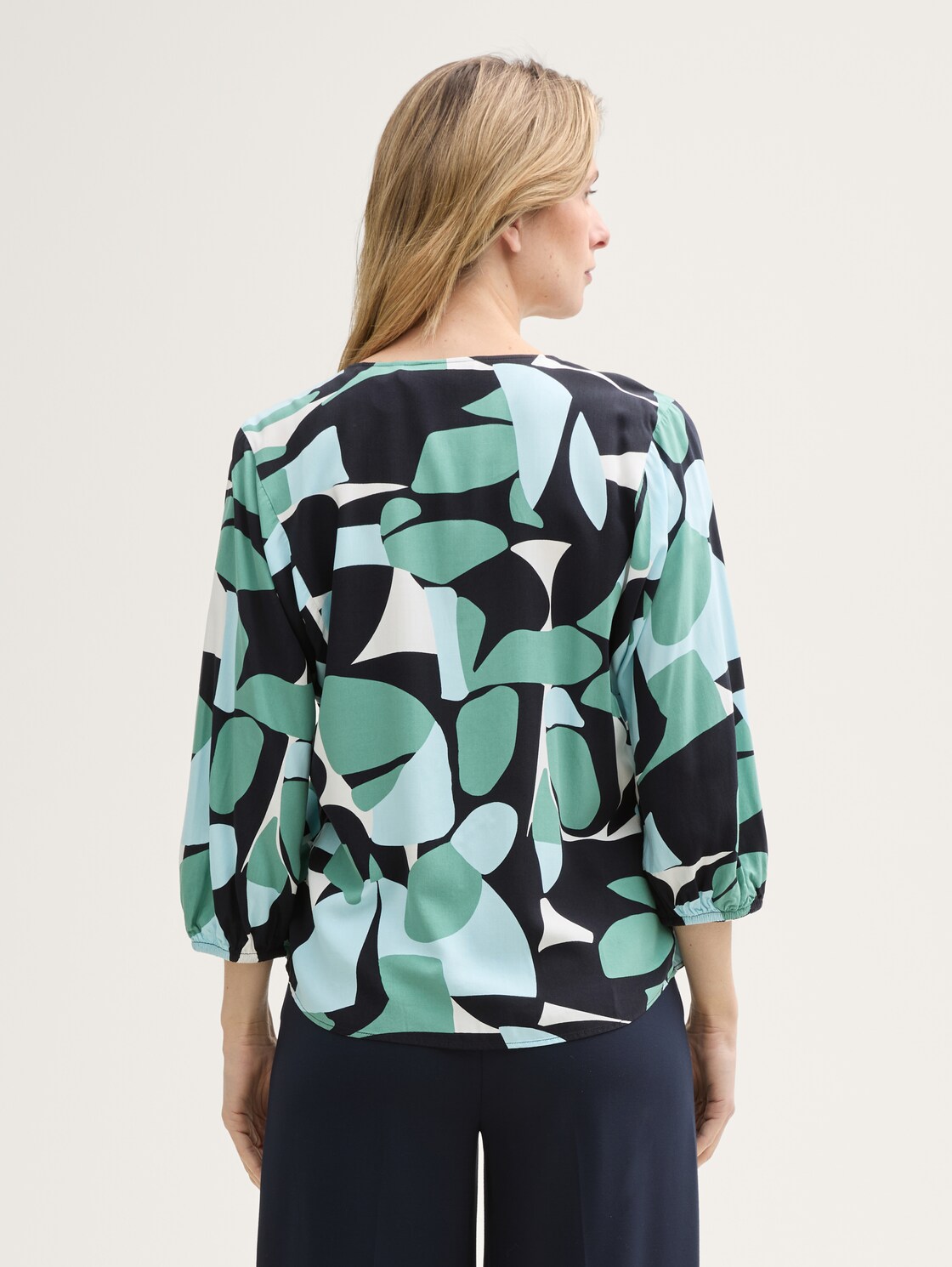 Bluse mit Muster - green dots and shapes design - Auschnitt Model-Rückansicht