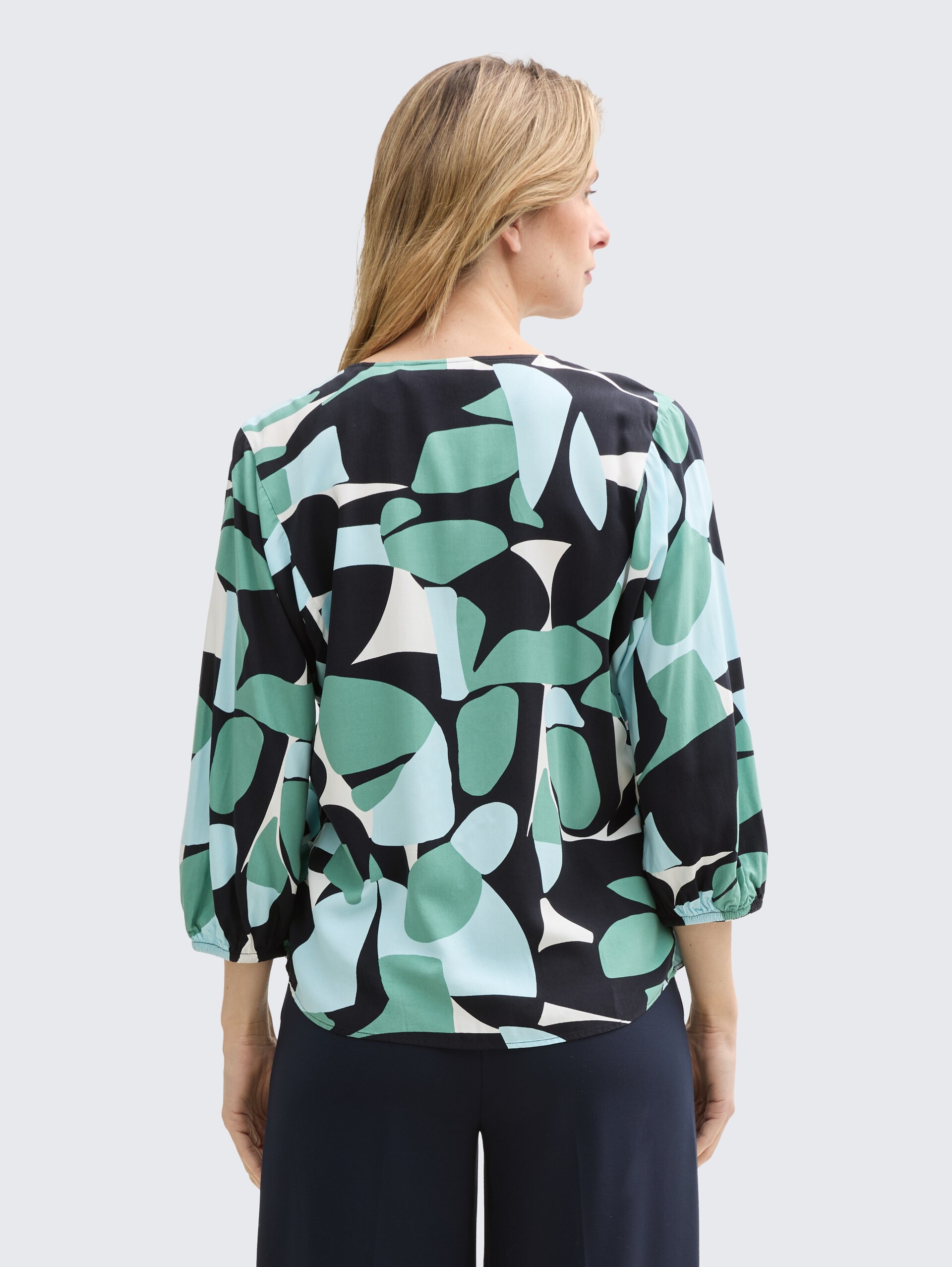 Bluse mit Muster - green dots and shapes design - Auschnitt Model-Rückansicht