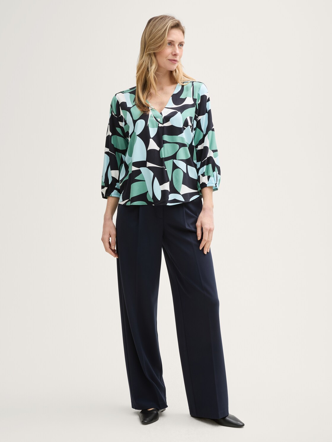 Bluse mit Muster - green dots and shapes design - Model-Vorderansicht