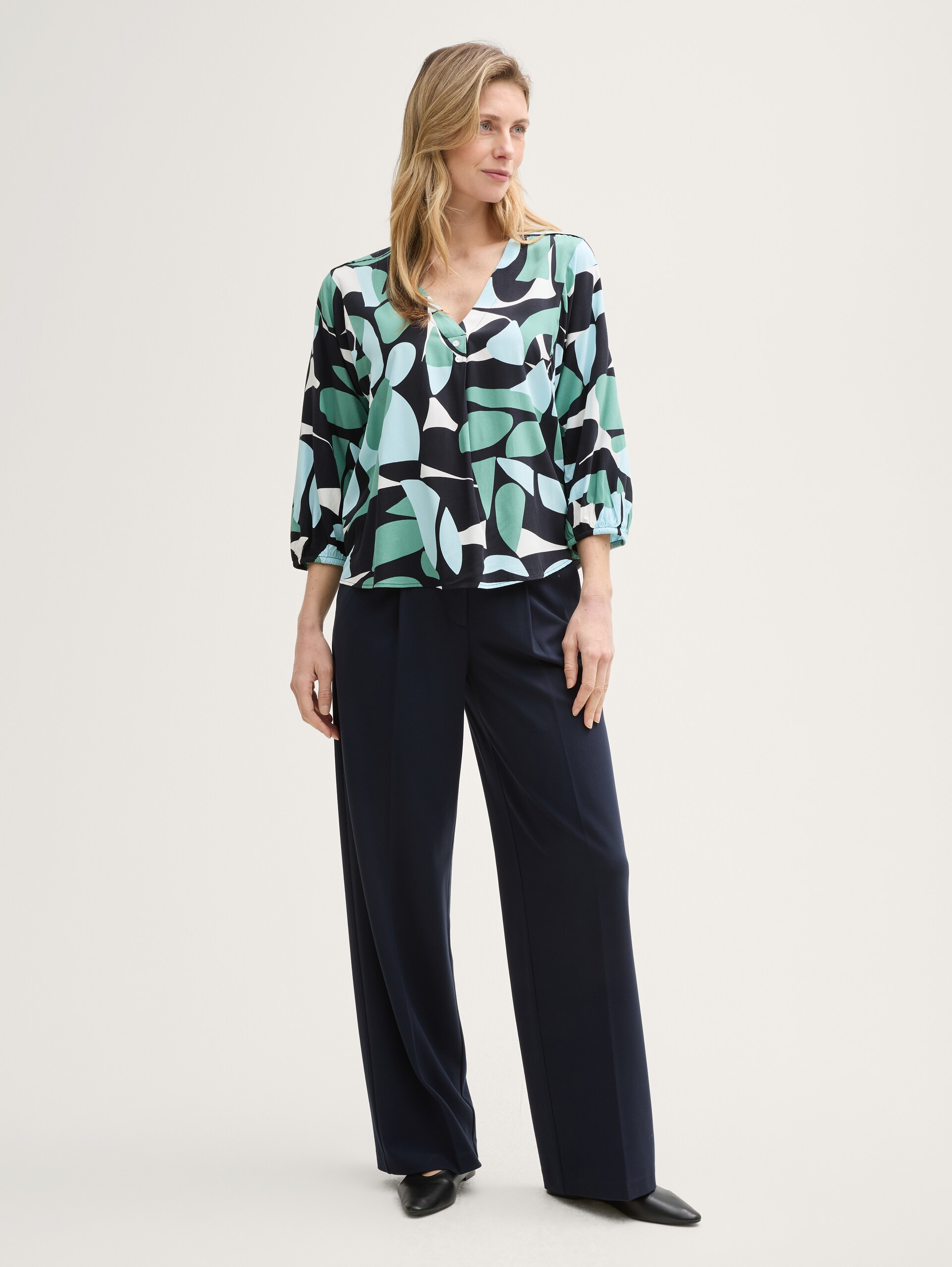 Bluse mit Muster - green dots and shapes design - Model-Vorderansicht