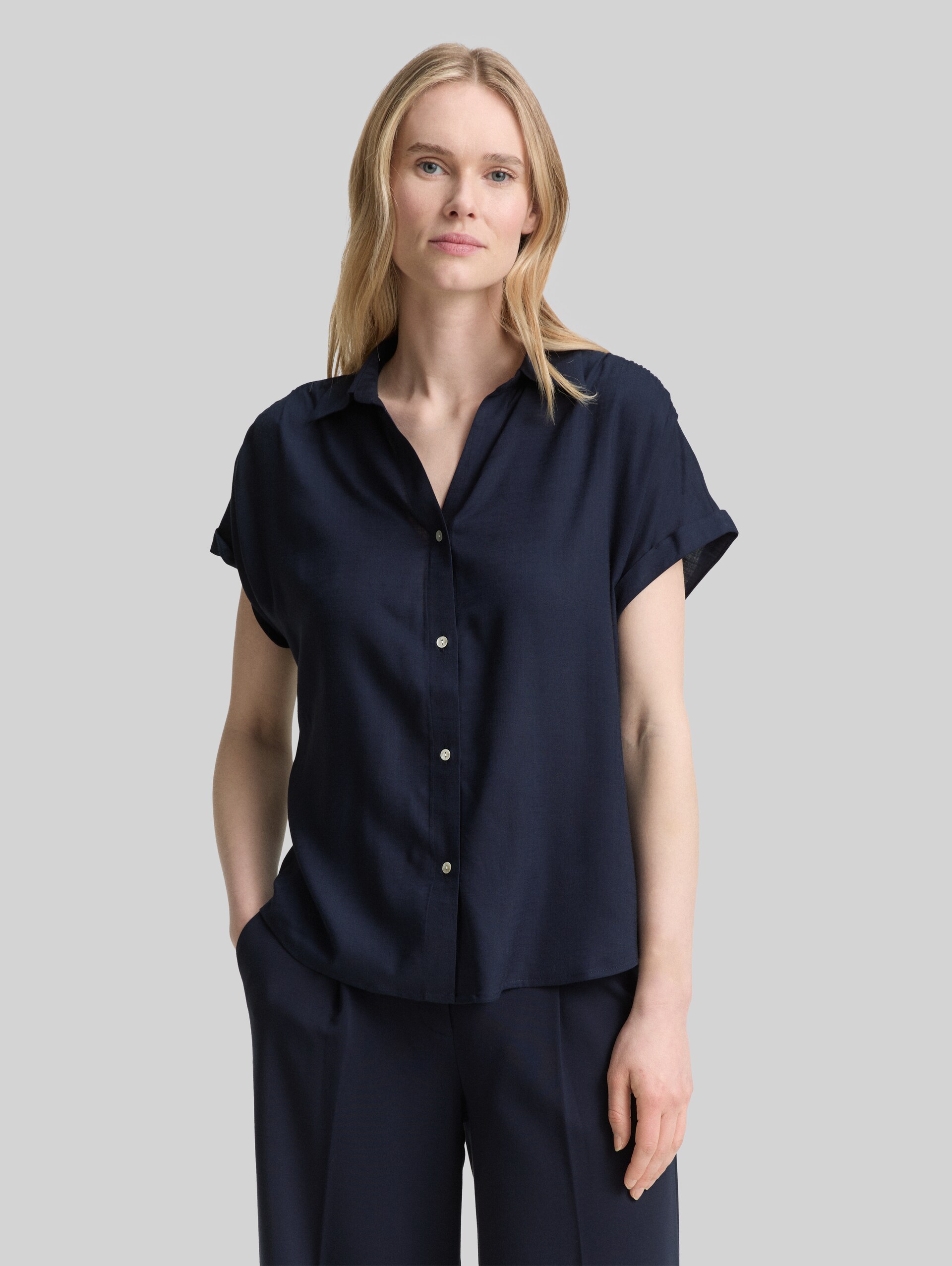 Loose Fit Bluse aus Viskose - sky captain blue - Ausschnitt Model-Vorderansicht