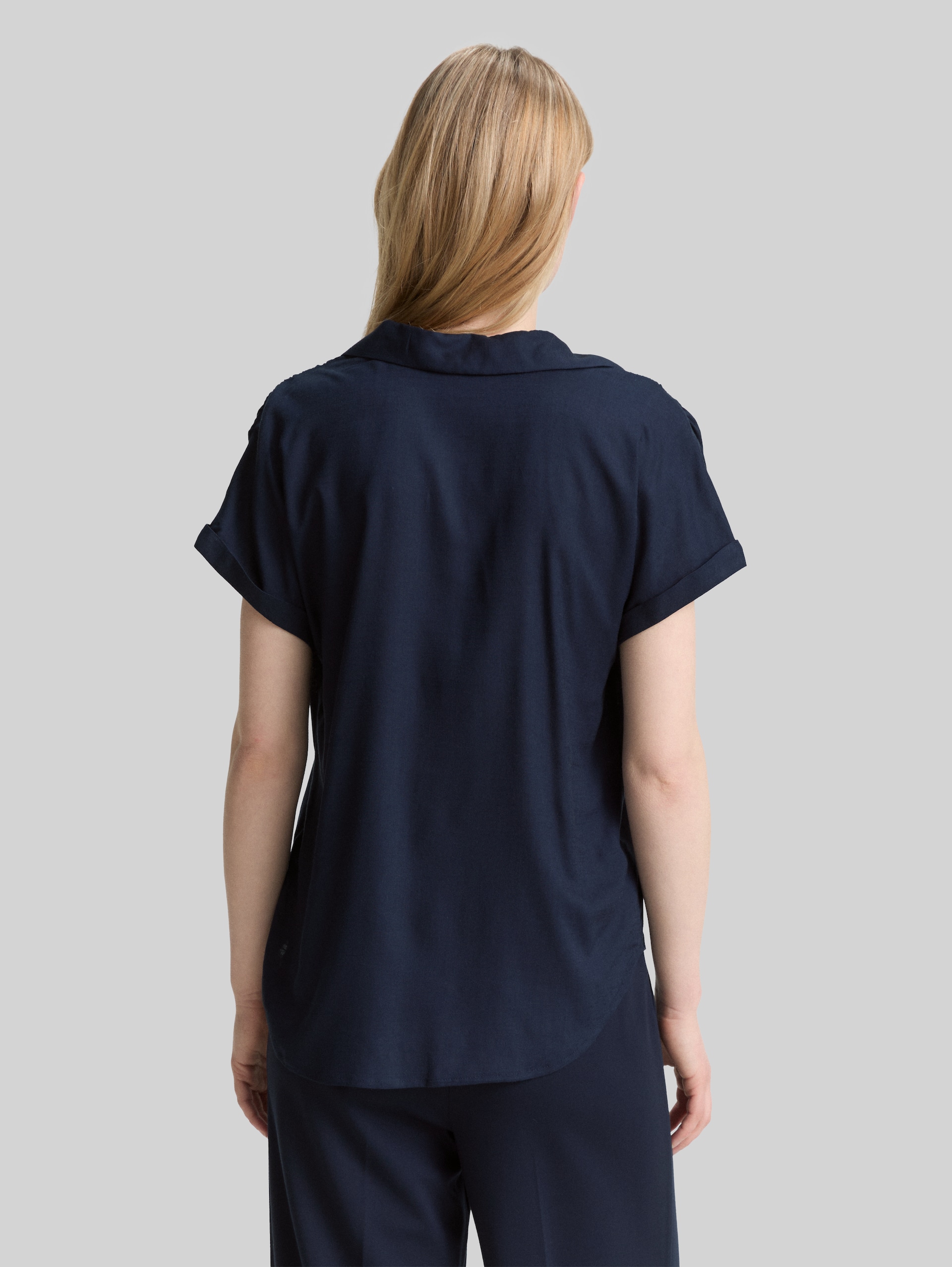 Loose Fit Bluse aus Viskose - sky captain blue - Auschnitt Model-Rückansicht