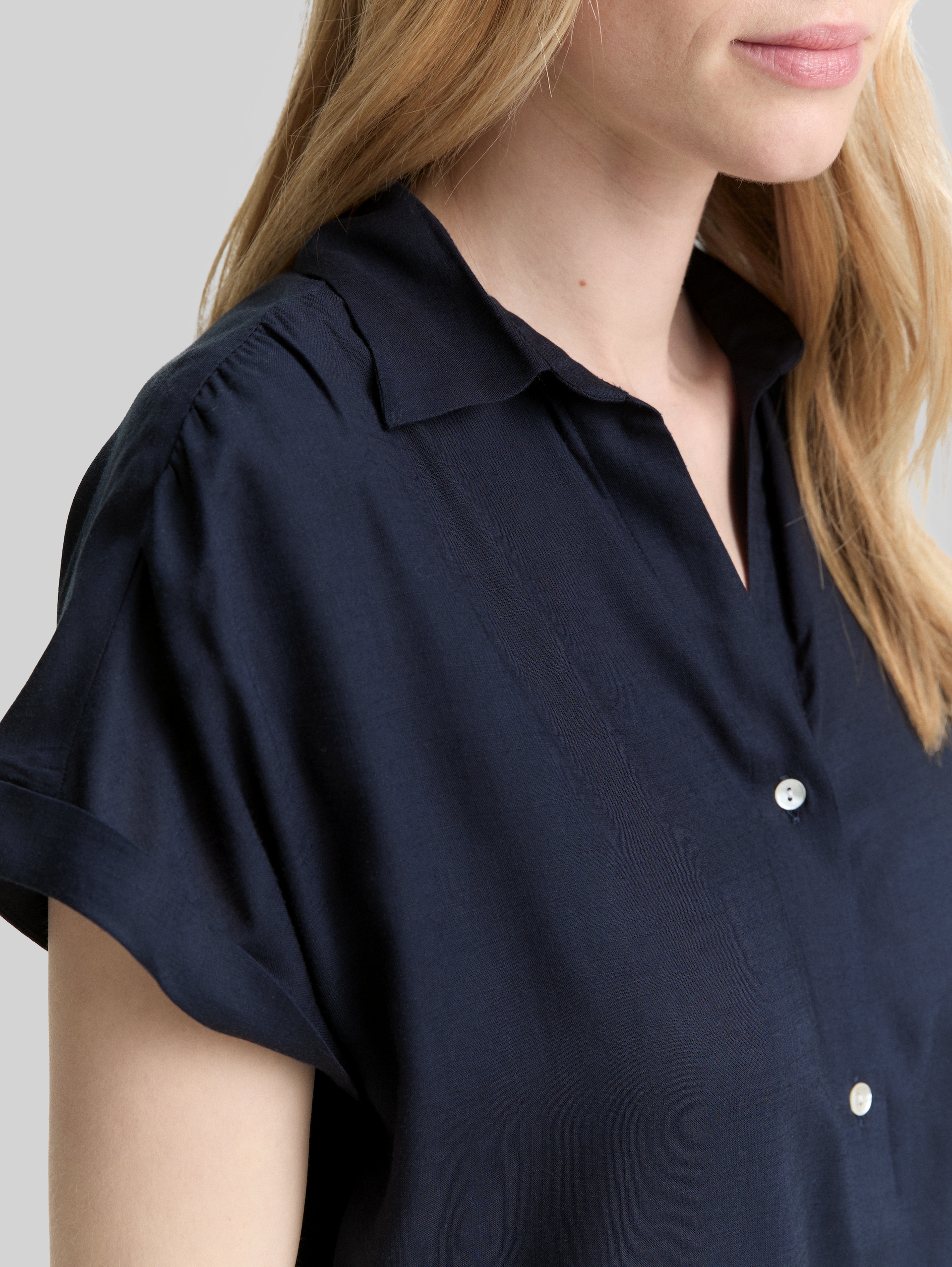 Loose Fit Bluse aus Viskose - sky captain blue - Detail-Model-Ansicht