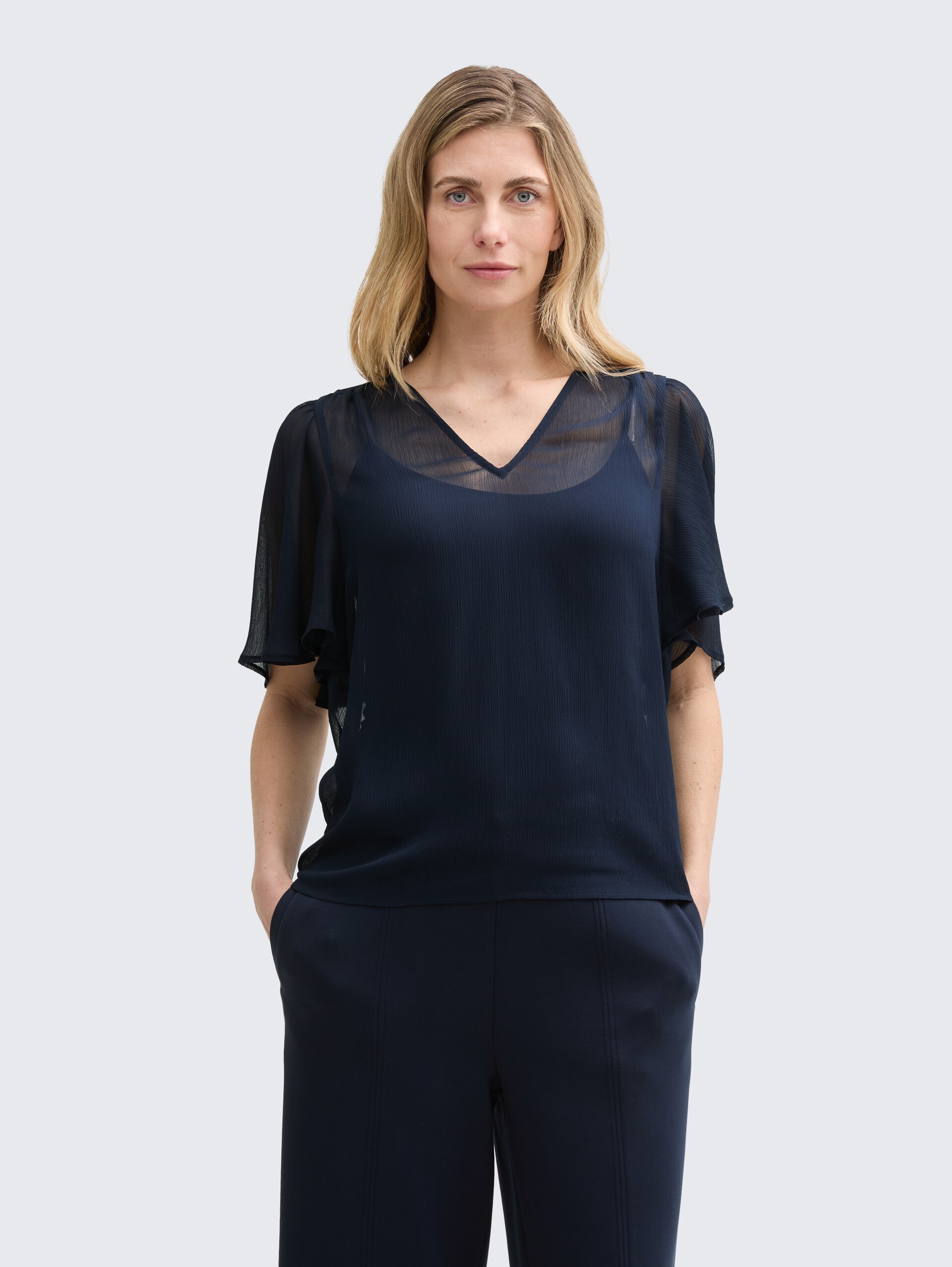 Chiffon Bluse - sky captain blue - Ausschnitt Model-Vorderansicht