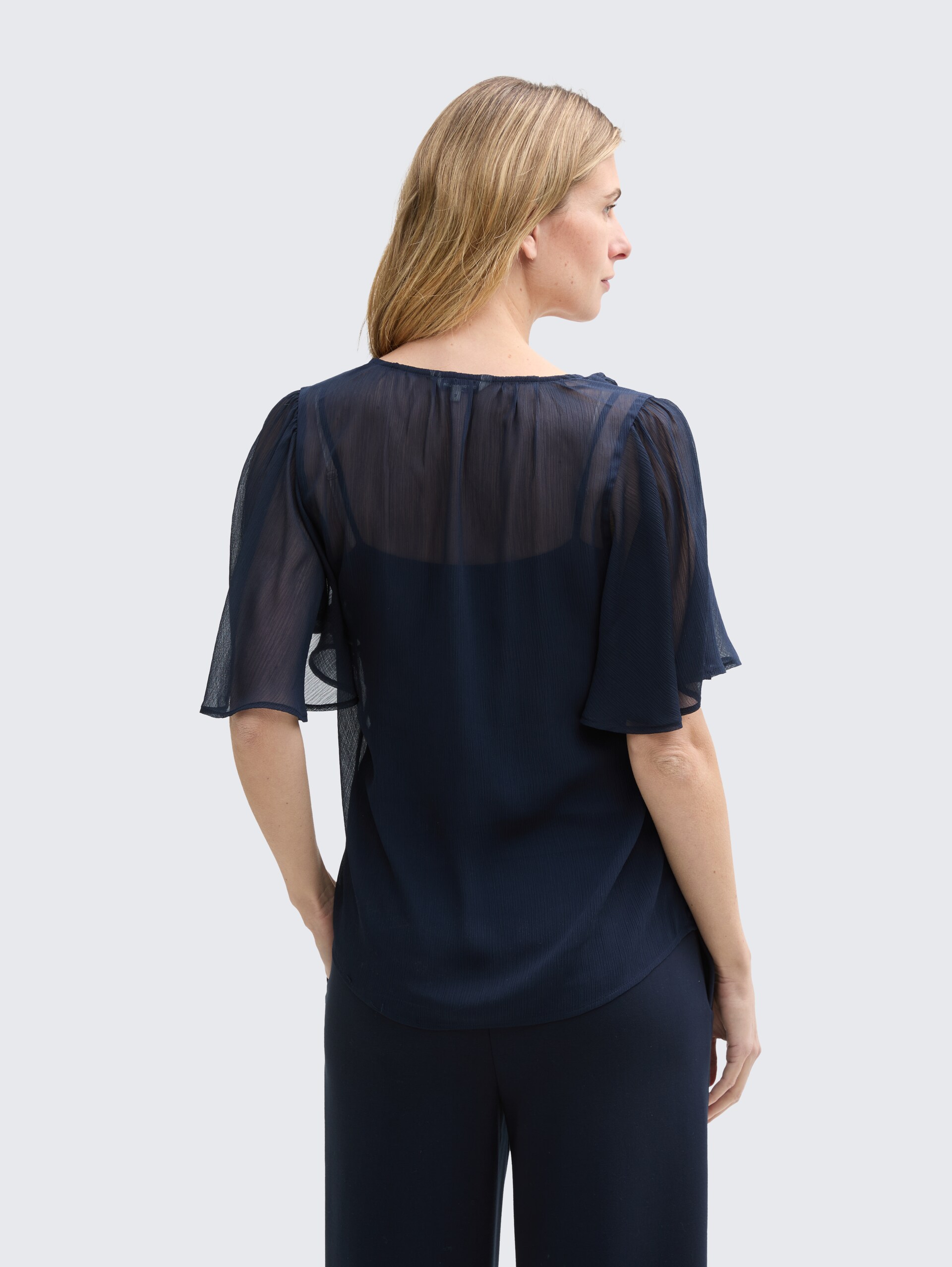 Chiffon Bluse - sky captain blue - Auschnitt Model-Rückansicht