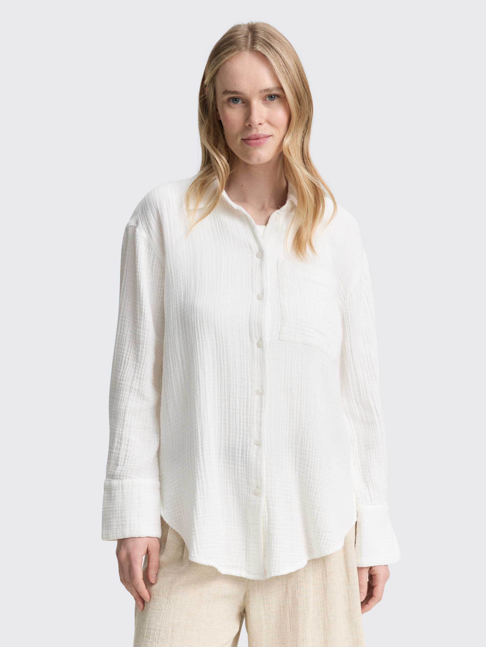 Oversize Musselin Hemdbluse - Whisper White - Ausschnitt Model-Vorderansicht