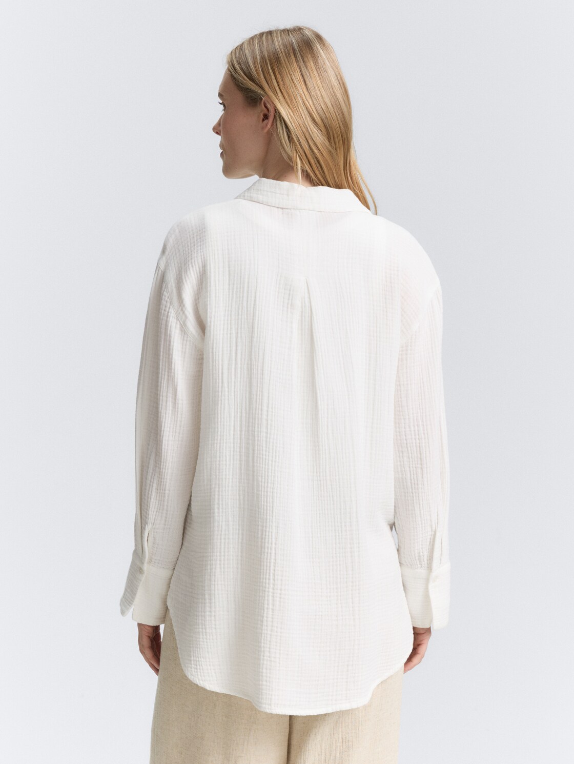 Oversize Musselin Hemdbluse - Whisper White - Auschnitt Model-Rückansicht
