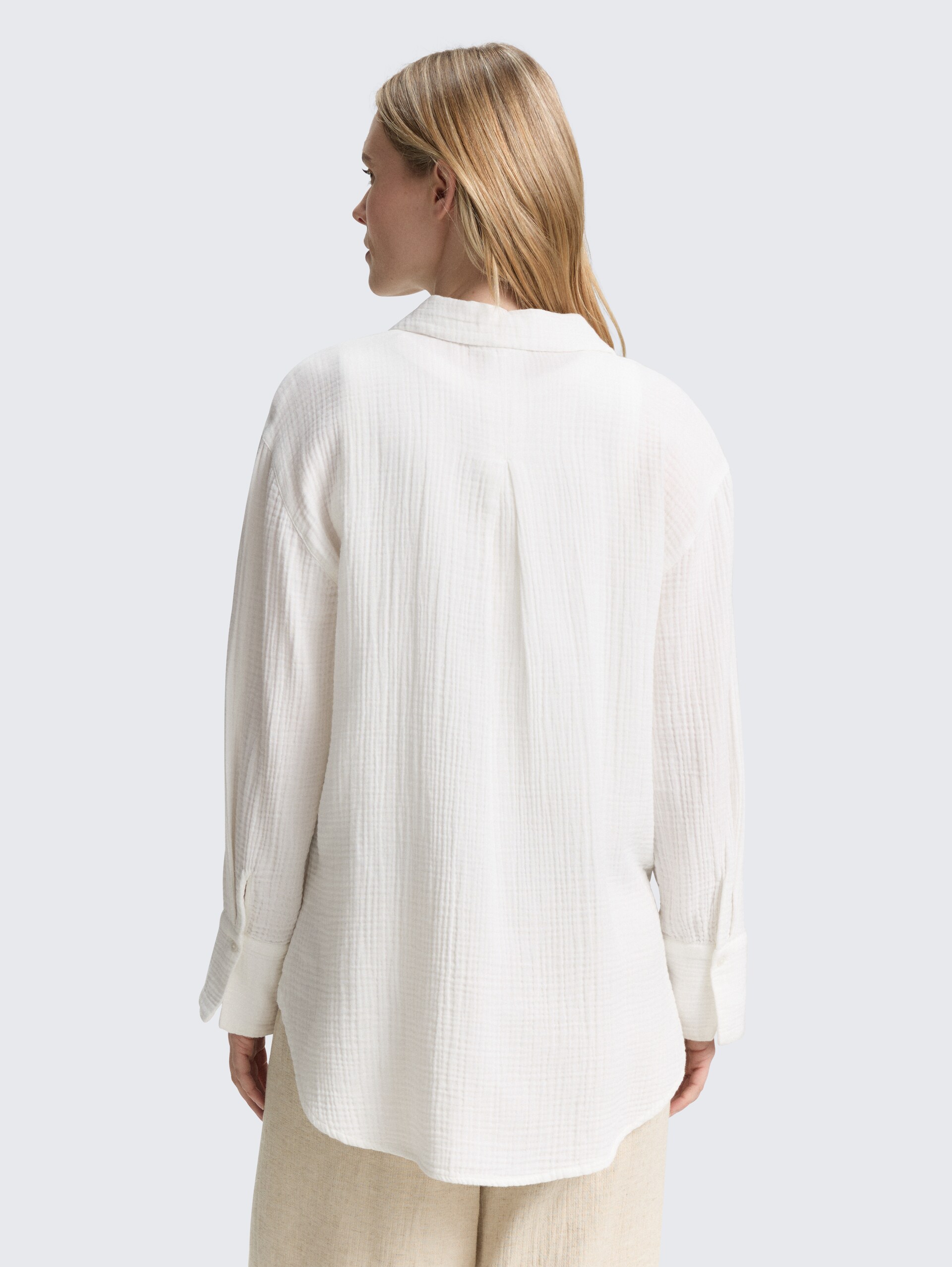 Oversize Musselin Hemdbluse - Whisper White - Auschnitt Model-Rückansicht
