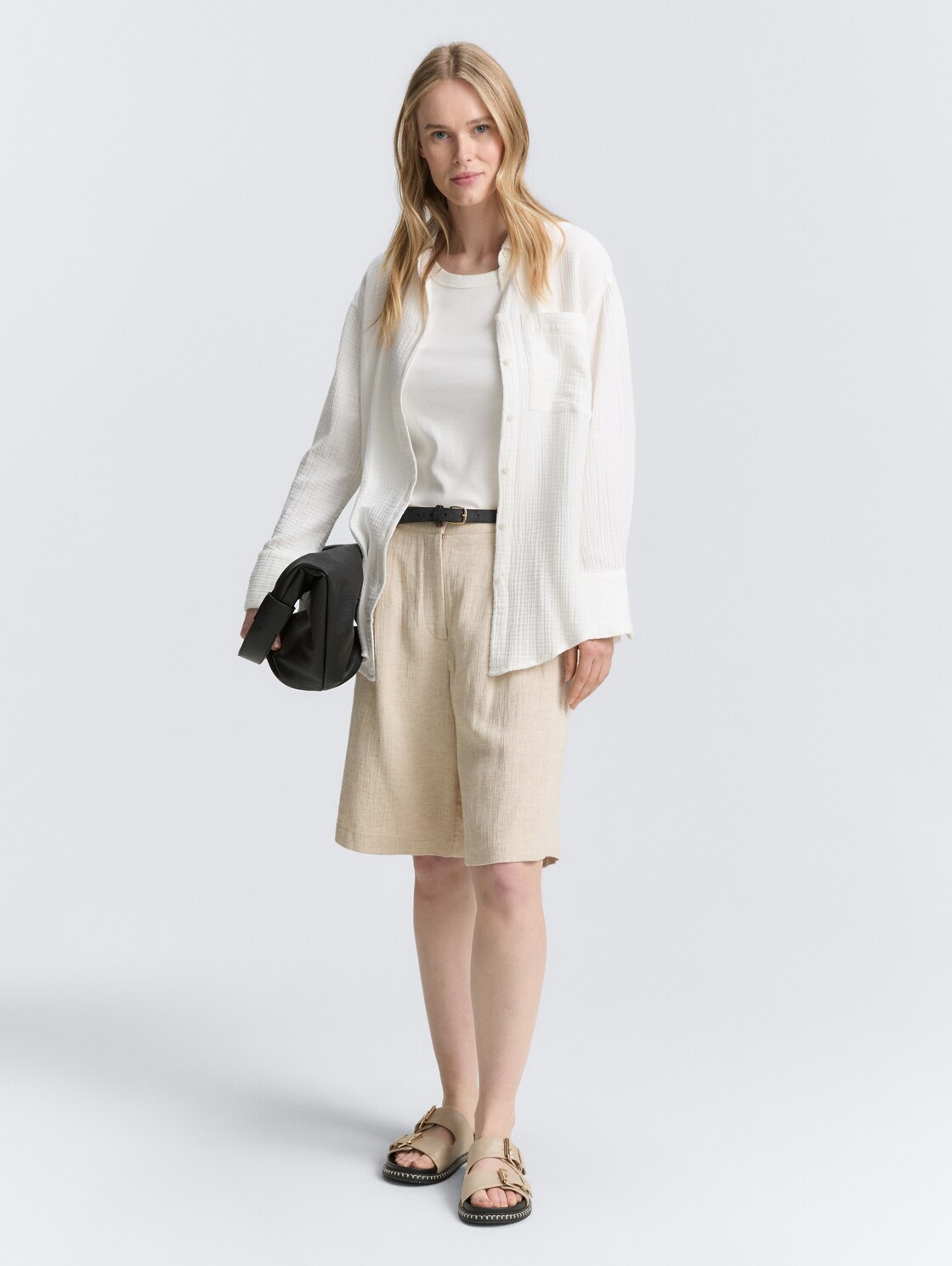 Oversize Musselin Hemdbluse - Whisper White - Model-Vorderansicht