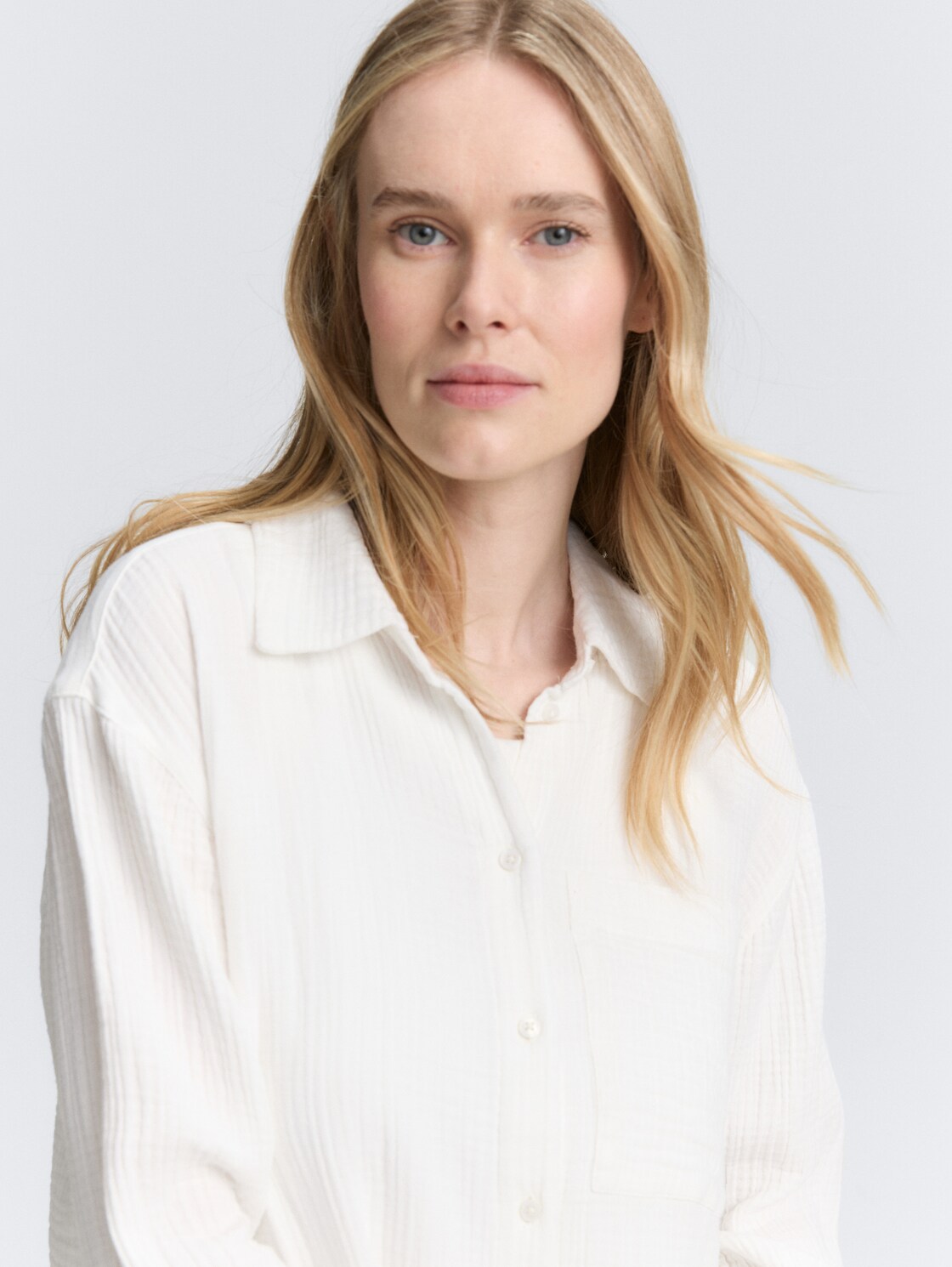 Oversize Musselin Hemdbluse - Whisper White - Detail-Model-Ansicht