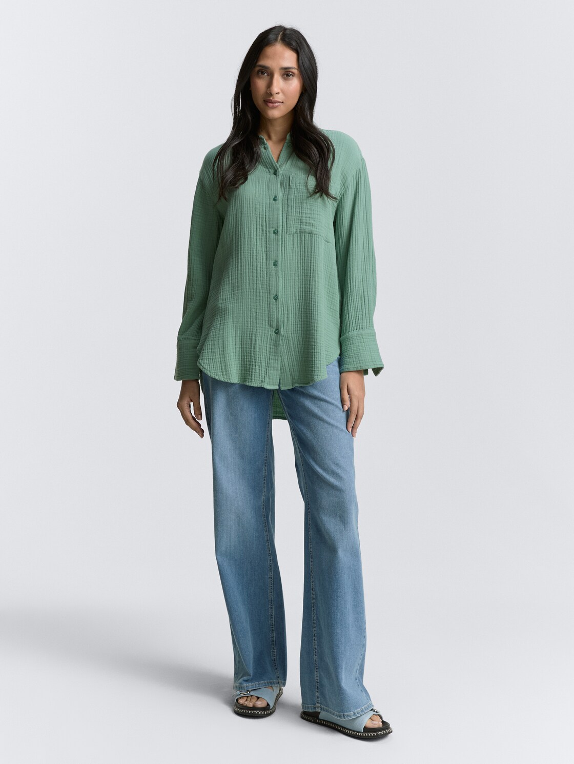 Oversize Musselin Hemdbluse - Faded Green - Model-Vorderansicht