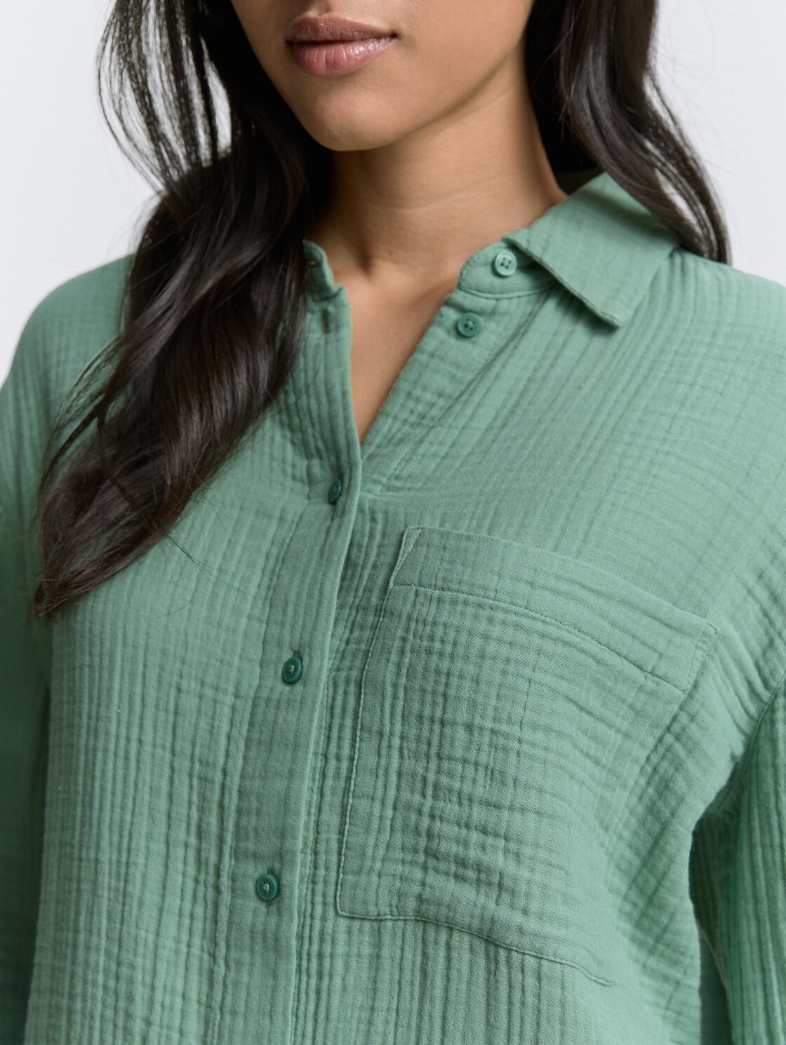 Oversize Musselin Hemdbluse - Faded Green - Detail-Model-Ansicht