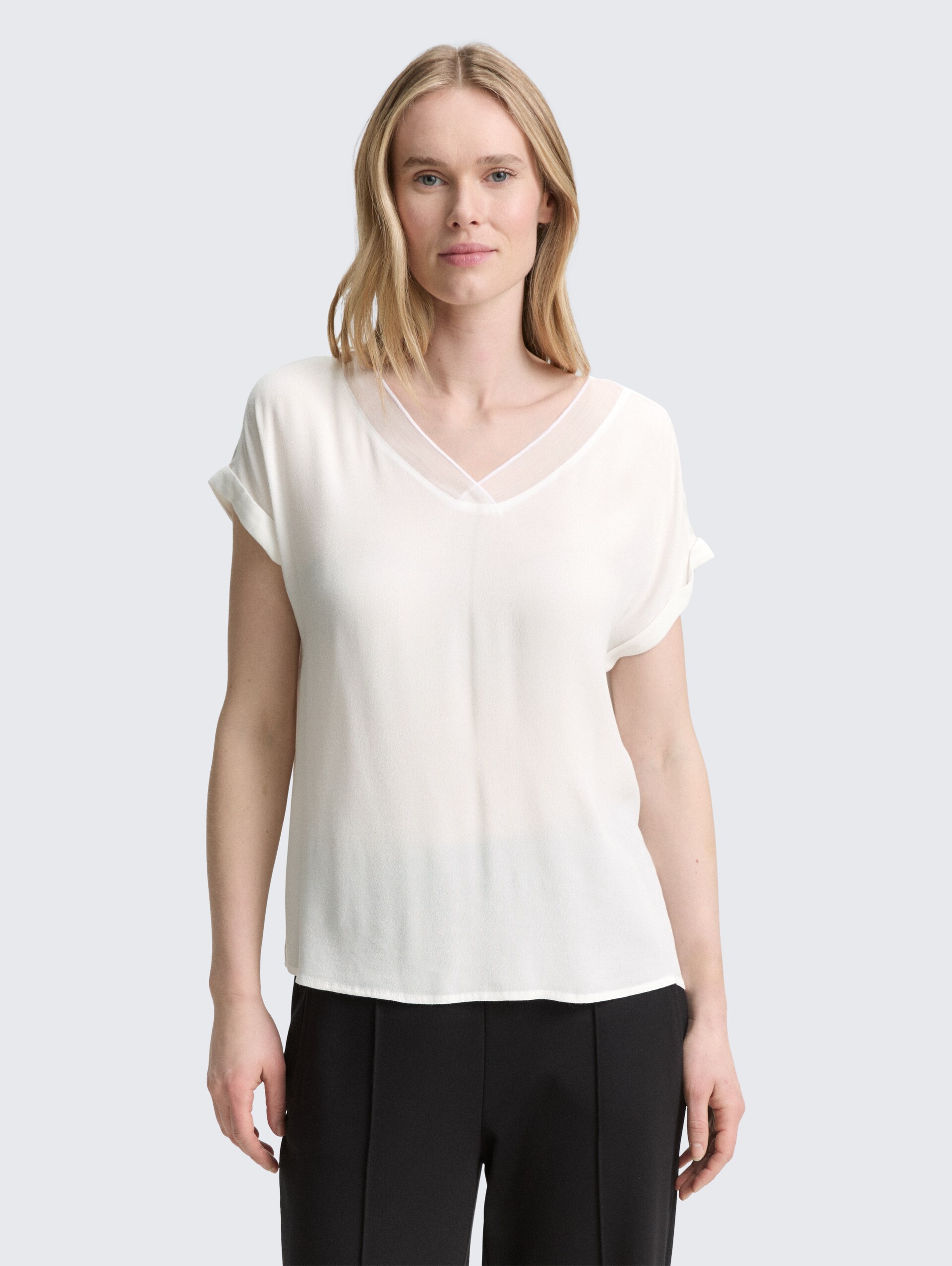 Loose Fit Bluse mit V-Ausschnitt - Whisper White - Ausschnitt Model-Vorderansicht