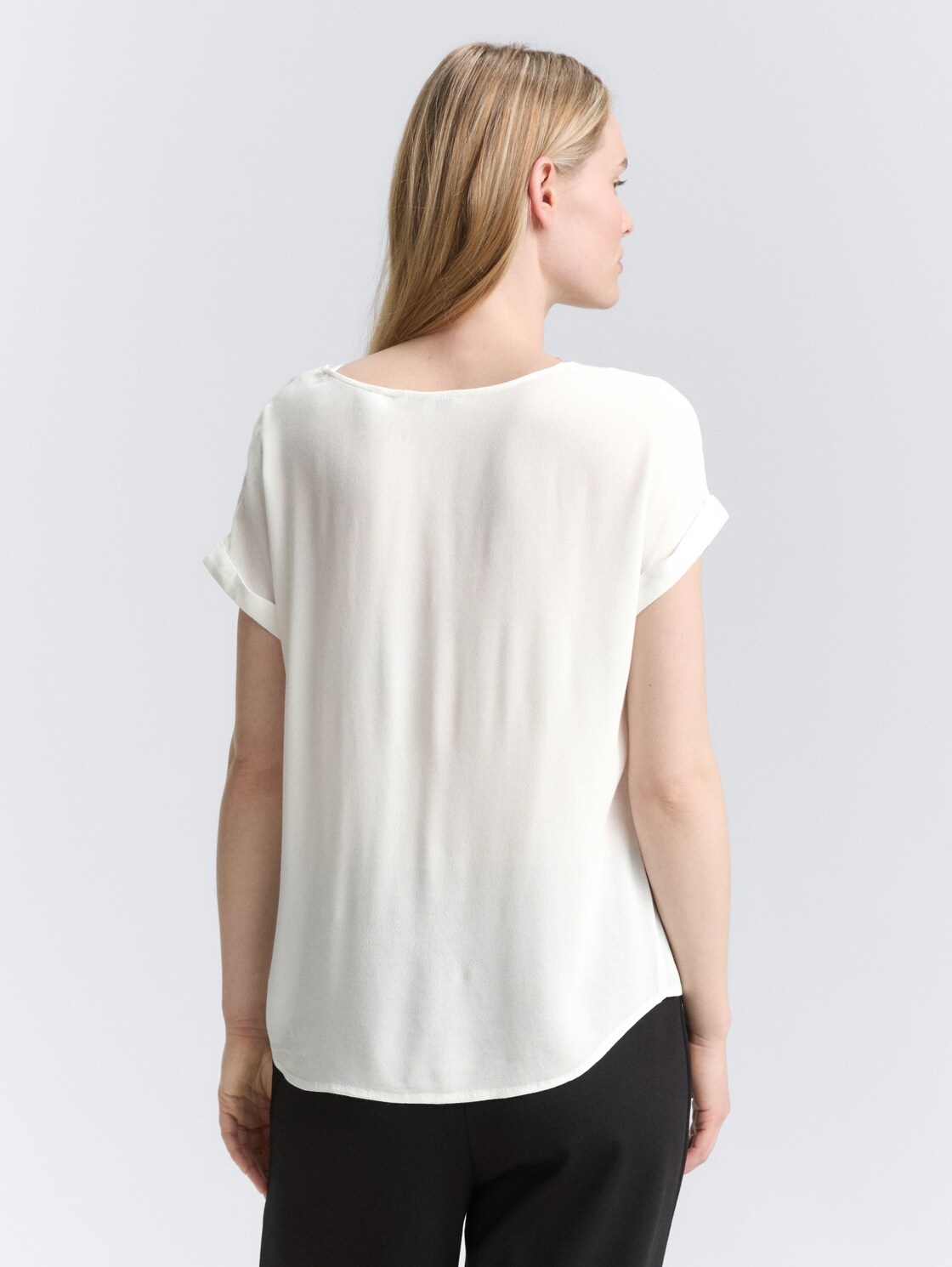 Loose Fit Bluse mit V-Ausschnitt - Whisper White - Auschnitt Model-Rückansicht