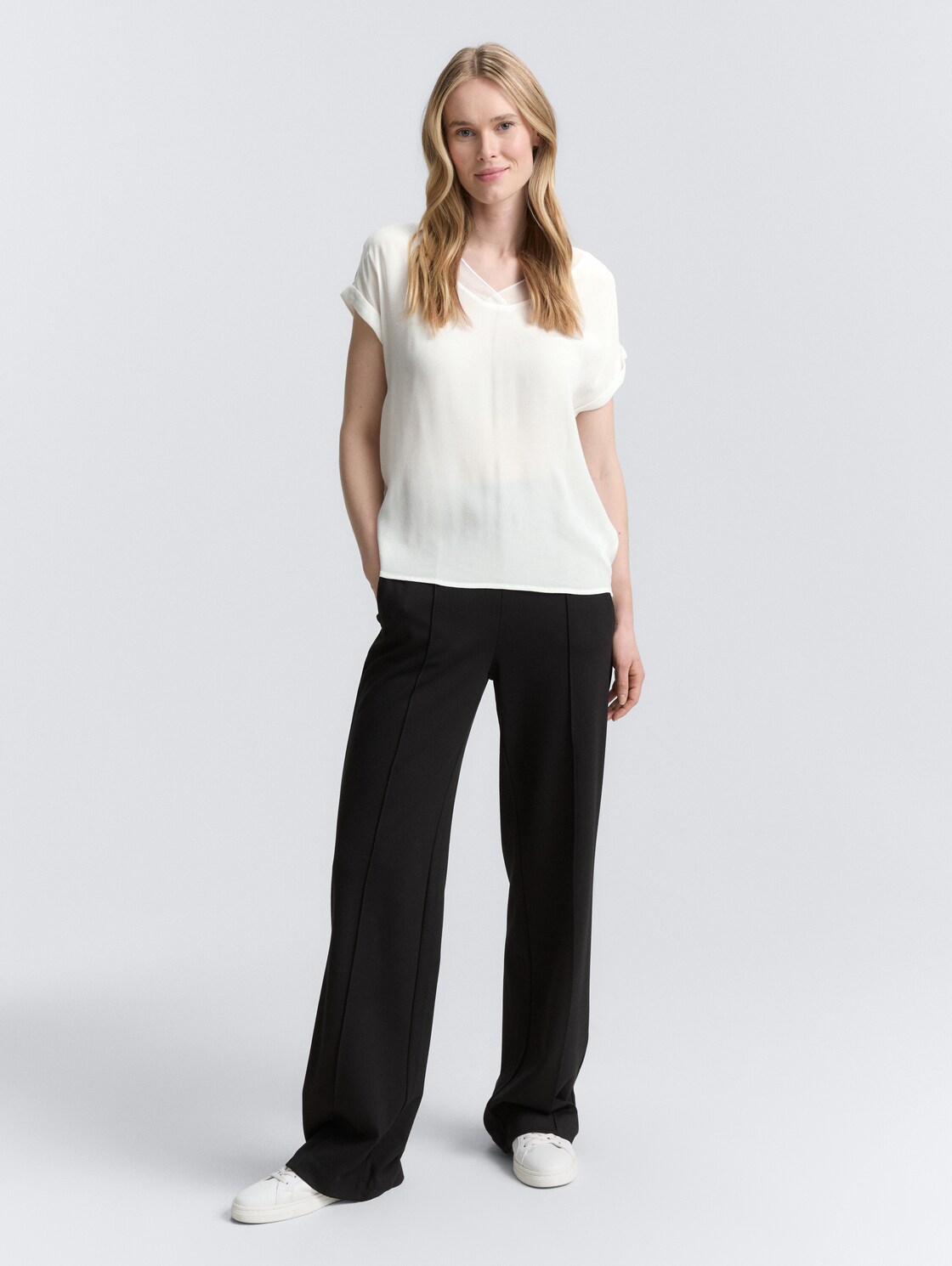 Loose Fit Bluse mit V-Ausschnitt - Whisper White - Model-Vorderansicht