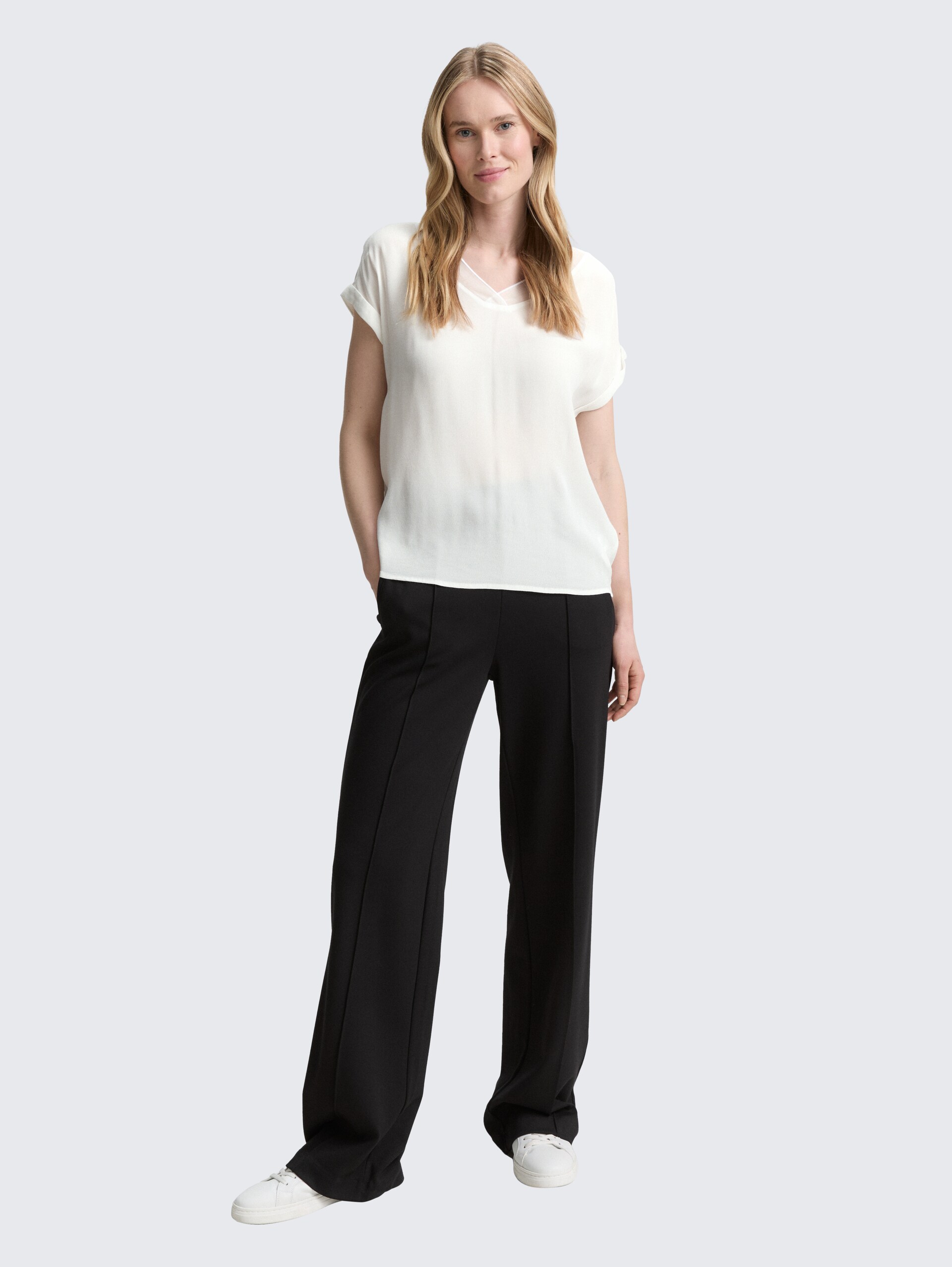 Loose Fit Bluse mit V-Ausschnitt - Whisper White - Model-Vorderansicht