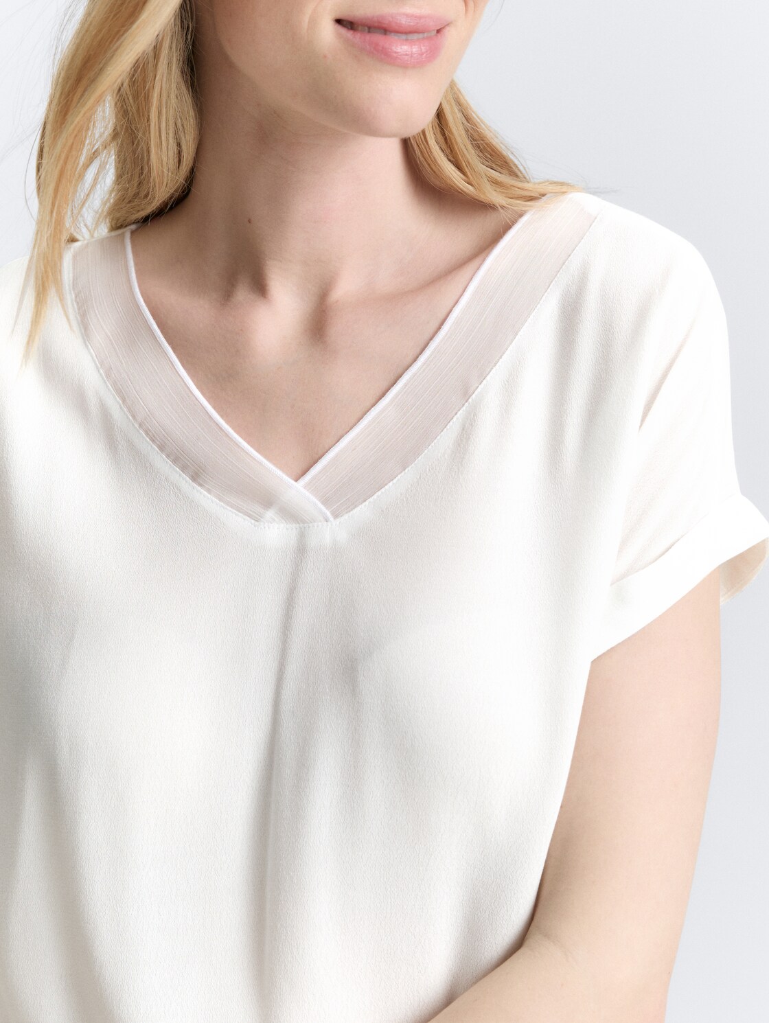 Loose Fit Bluse mit V-Ausschnitt - Whisper White - Detail-Model-Ansicht