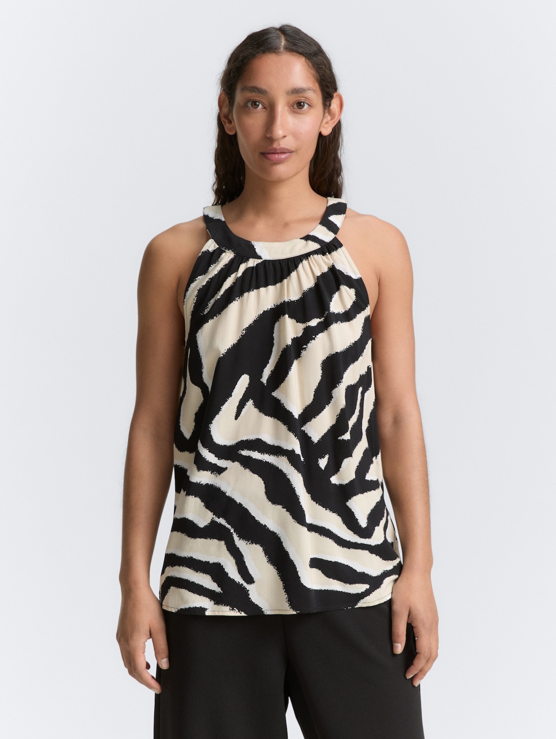 Neckholder Blusentop - abstract beige zebra - Ausschnitt Model-Vorderansicht