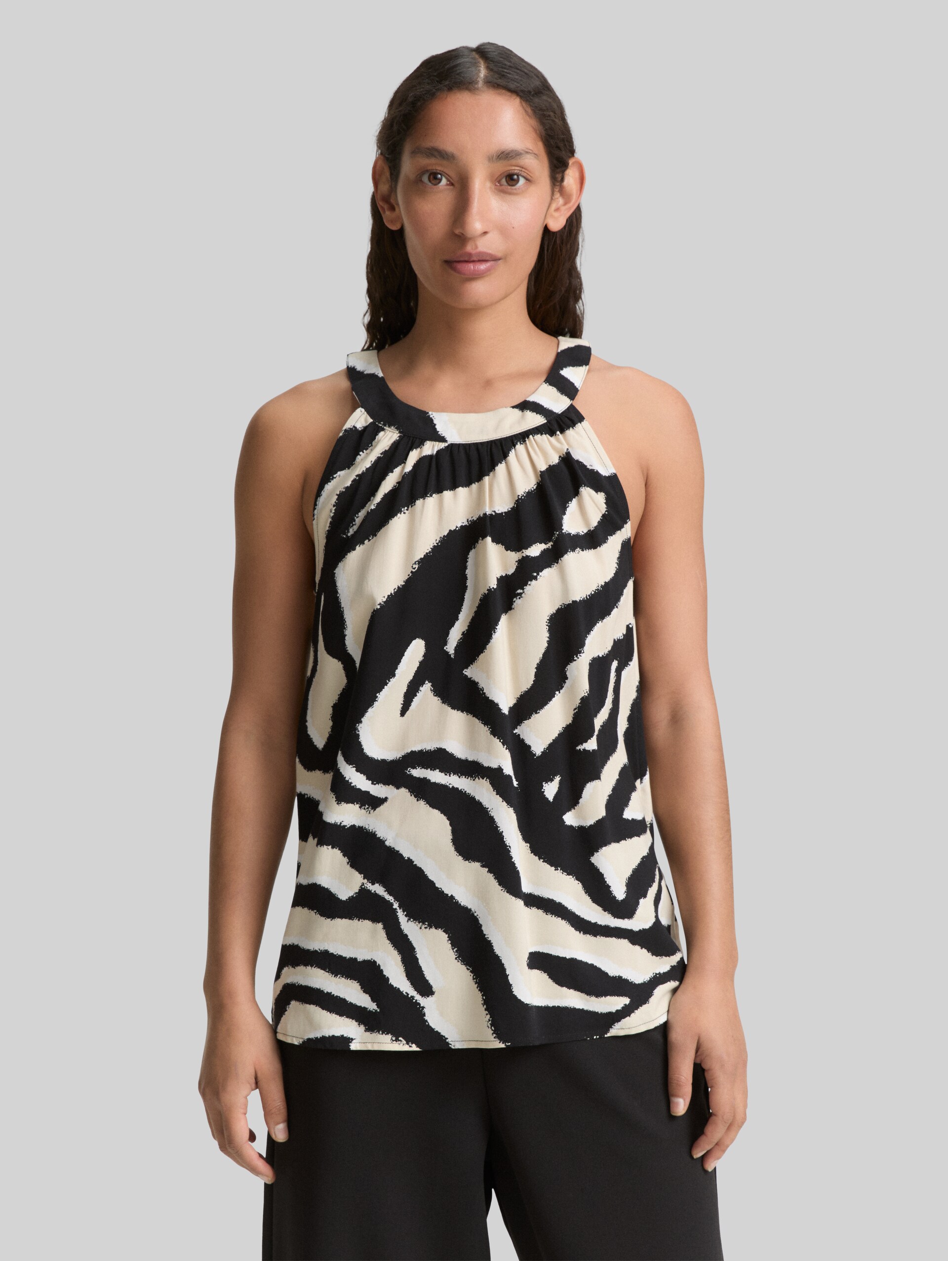 Neckholder Blusentop - abstract beige zebra - Ausschnitt Model-Vorderansicht