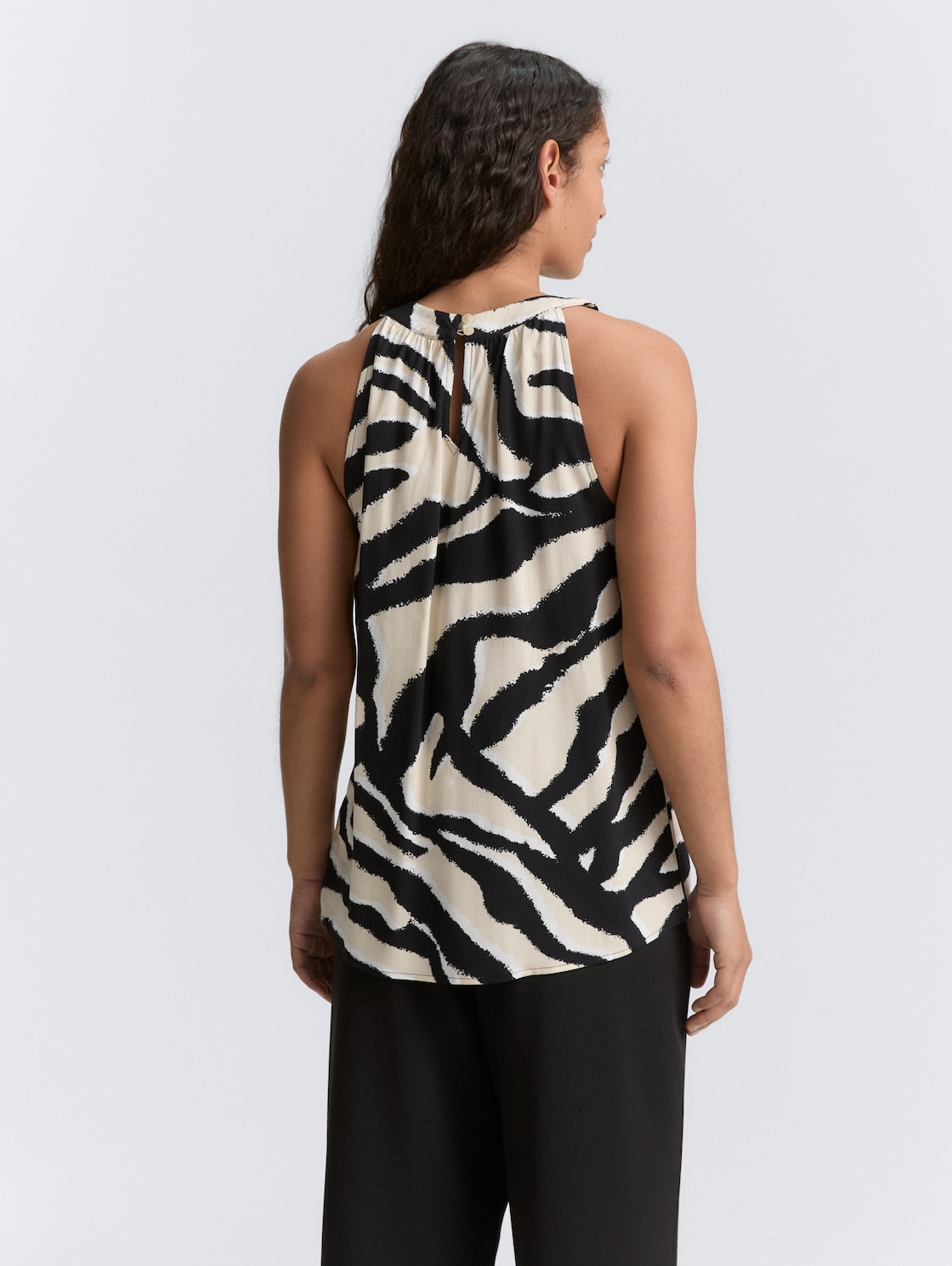 Neckholder Blusentop - abstract beige zebra - Auschnitt Model-Rückansicht