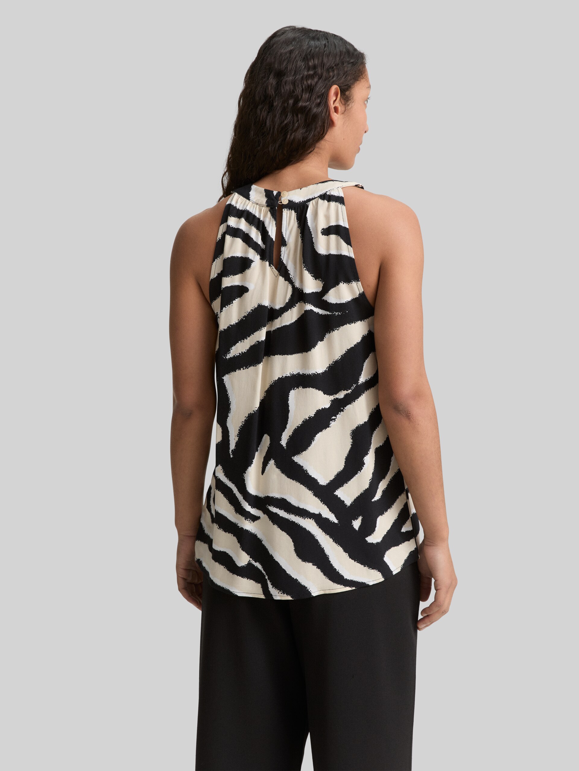 Neckholder Blusentop - abstract beige zebra - Auschnitt Model-Rückansicht