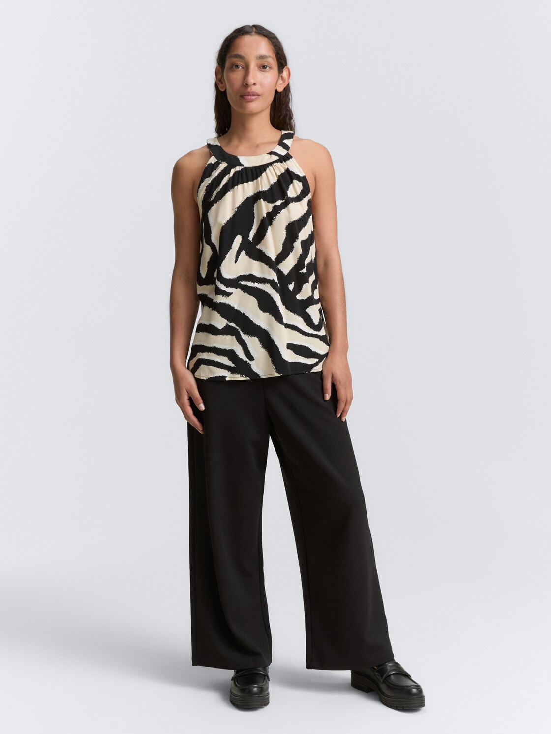 Neckholder Blusentop - abstract beige zebra - Model-Vorderansicht