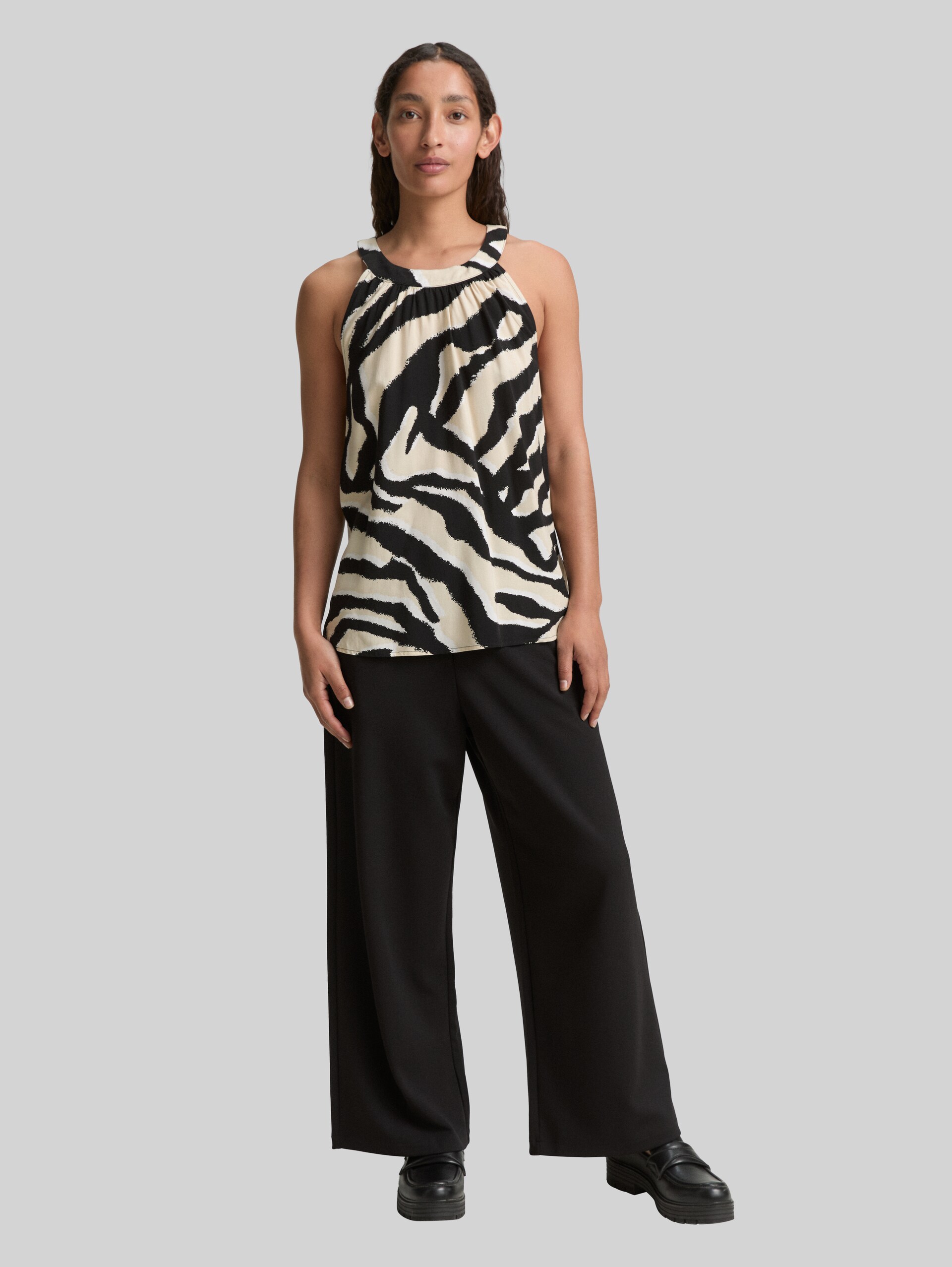 Neckholder Blusentop - abstract beige zebra - Model-Vorderansicht
