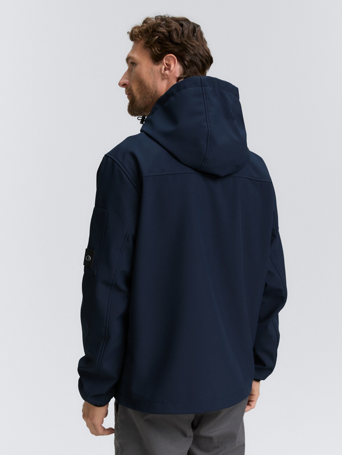Softshell Jacke mit Kapuze - sky captain blue - Model-Rückansicht
