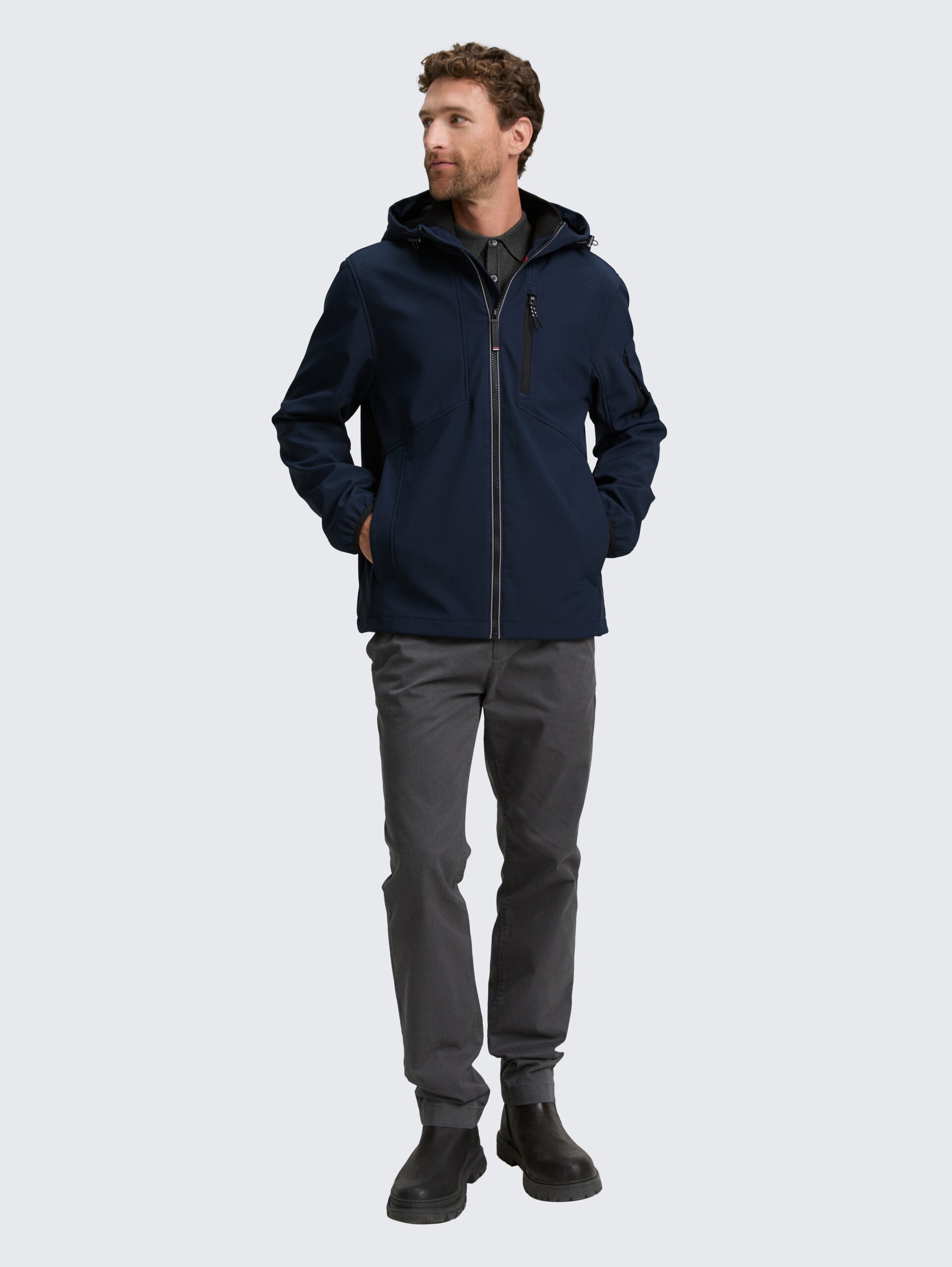 Softshell Jacke mit Kapuze - sky captain blue - seitliche Model-Ansicht