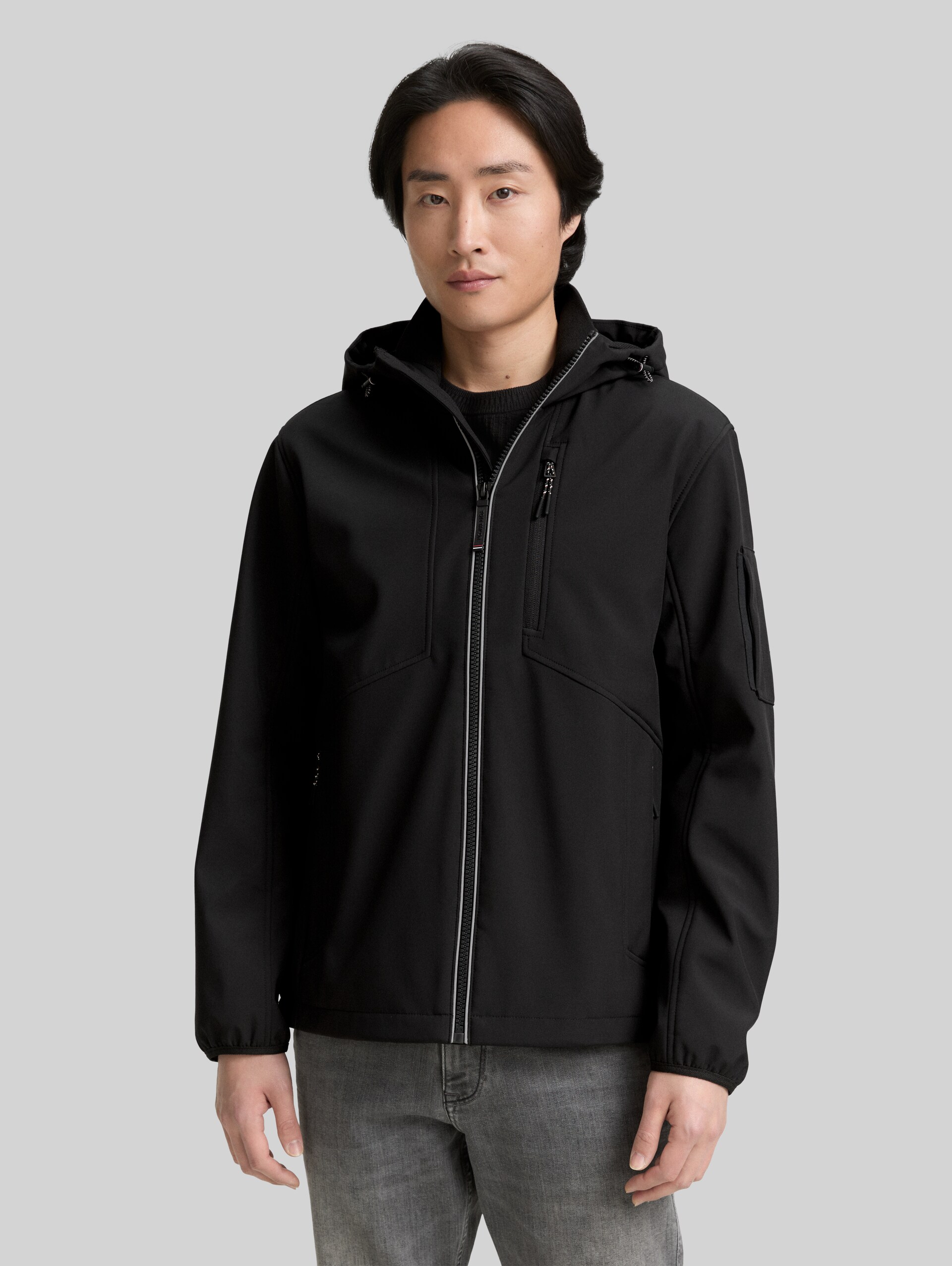 Softshell Jacke mit Kapuze - Black - Model-Vorderansicht