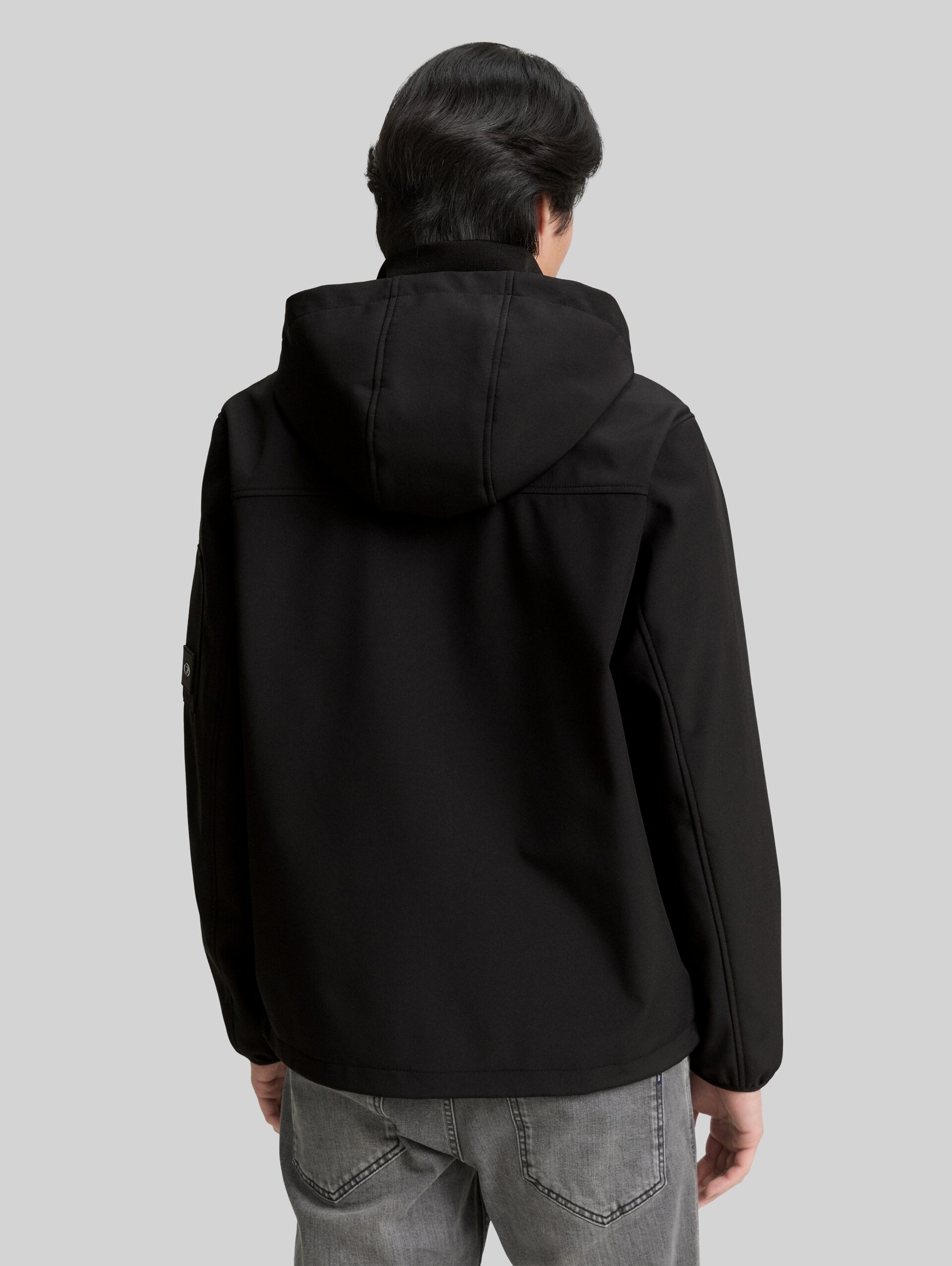 Softshell Jacke mit Kapuze - Black - Model-Rückansicht