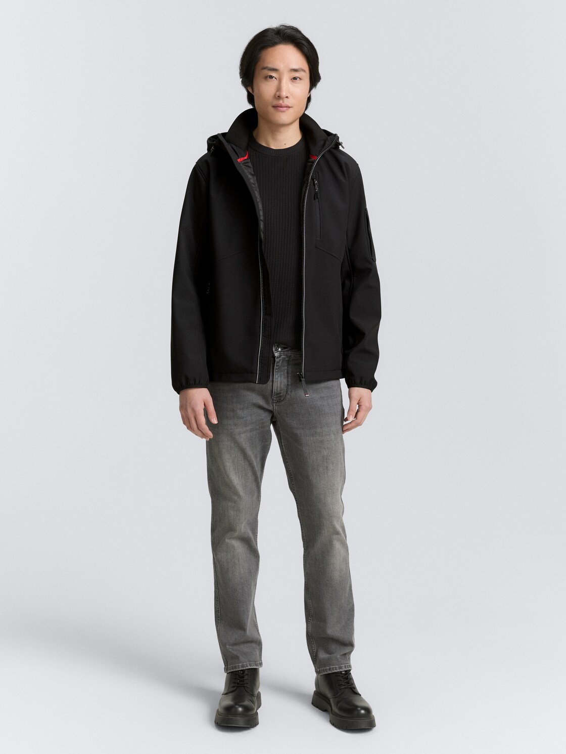 Softshell Jacke mit Kapuze - Black - seitliche Model-Ansicht