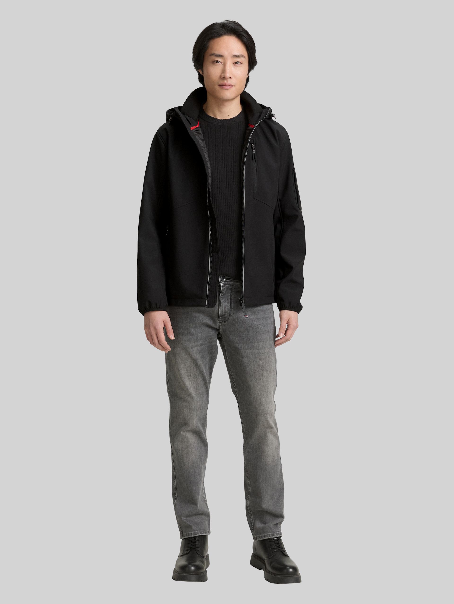 Softshell Jacke mit Kapuze - Black - seitliche Model-Ansicht