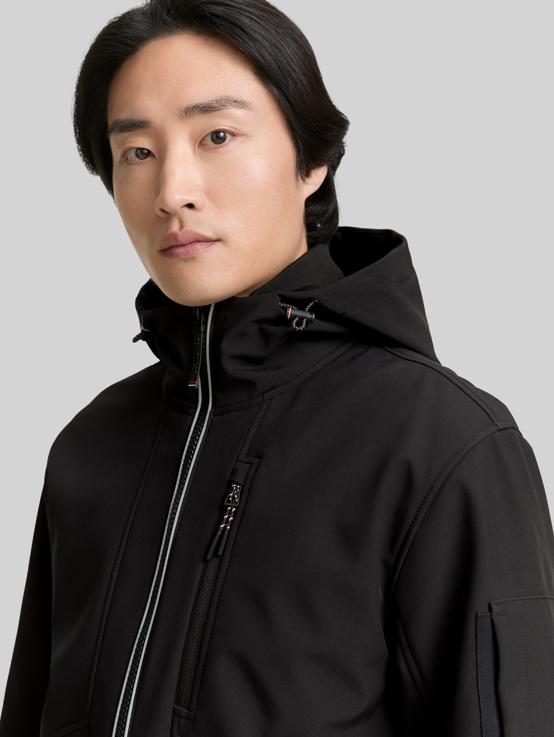 Softshell Jacke mit Kapuze - Black - Detail-Model-Ansicht