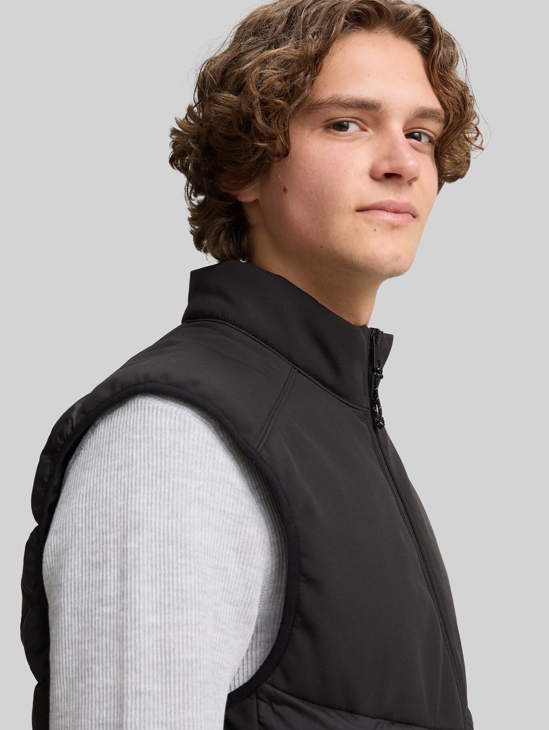 Hybrid quilted waistcoat with stand-up collar - Black - Detail model view