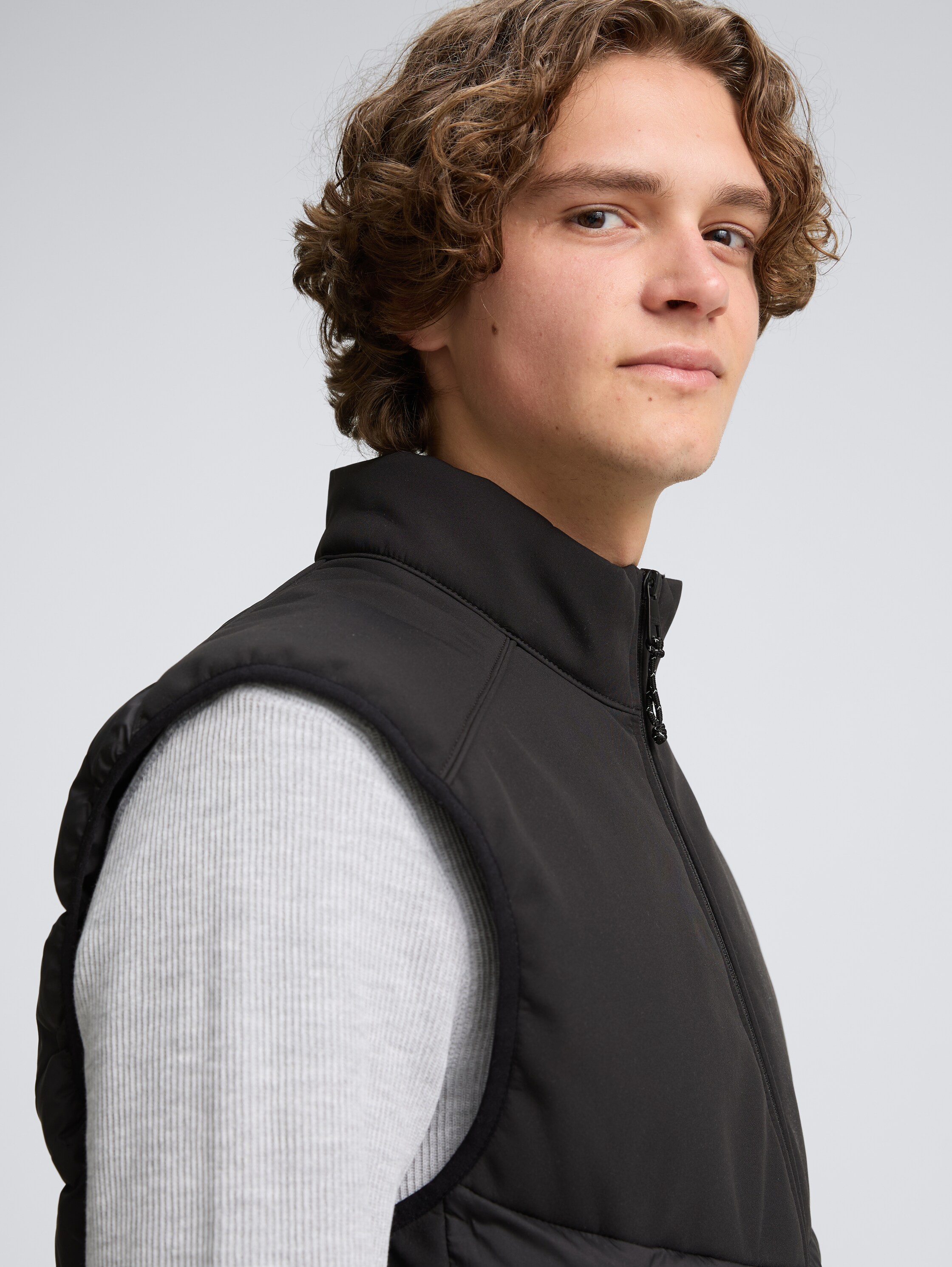 Hybrid quilted waistcoat with stand-up collar - black - 