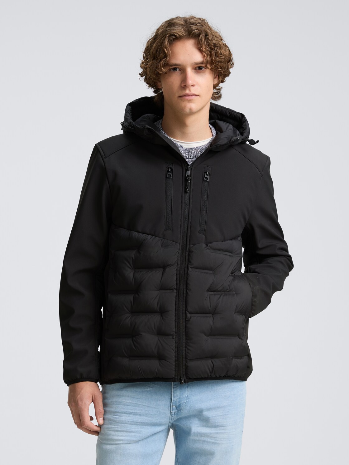 Hybrid Steppjacke mit Kapuze - Black - Model-Vorderansicht
