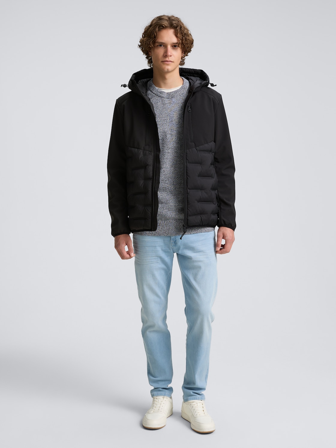 Hybrid Steppjacke mit Kapuze - Black - seitliche Model-Ansicht