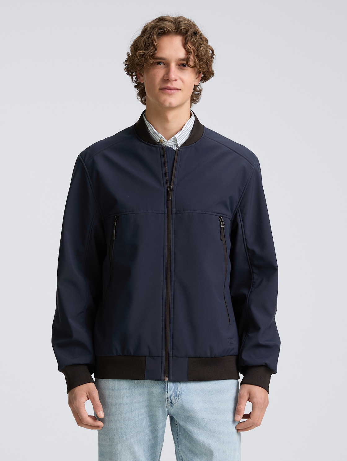 Softshell Jacke im Bomber-Style - sky captain blue - Model-Vorderansicht