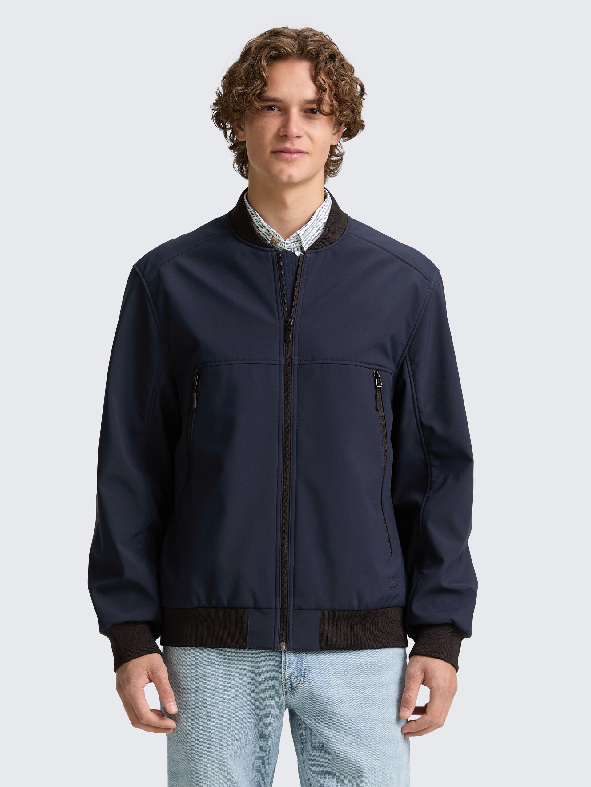 Softshell Jacke im Bomber-Style - sky captain blue - Model-Vorderansicht