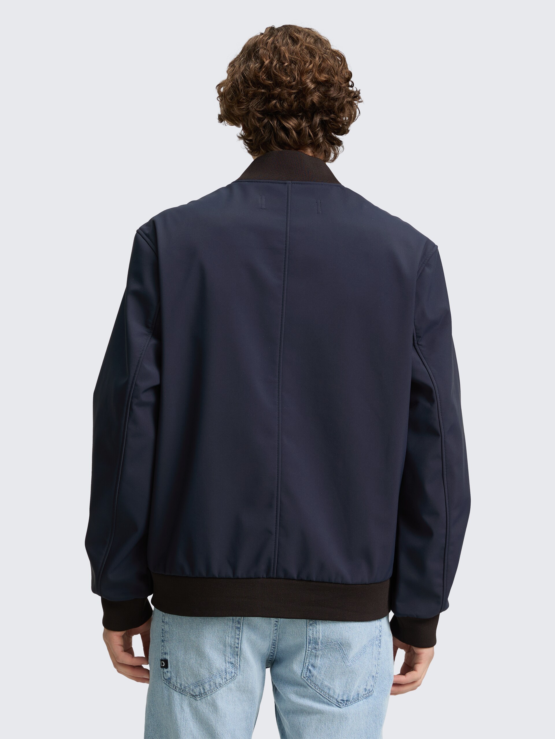 Softshell Jacke im Bomber-Style - sky captain blue - Model-Rückansicht