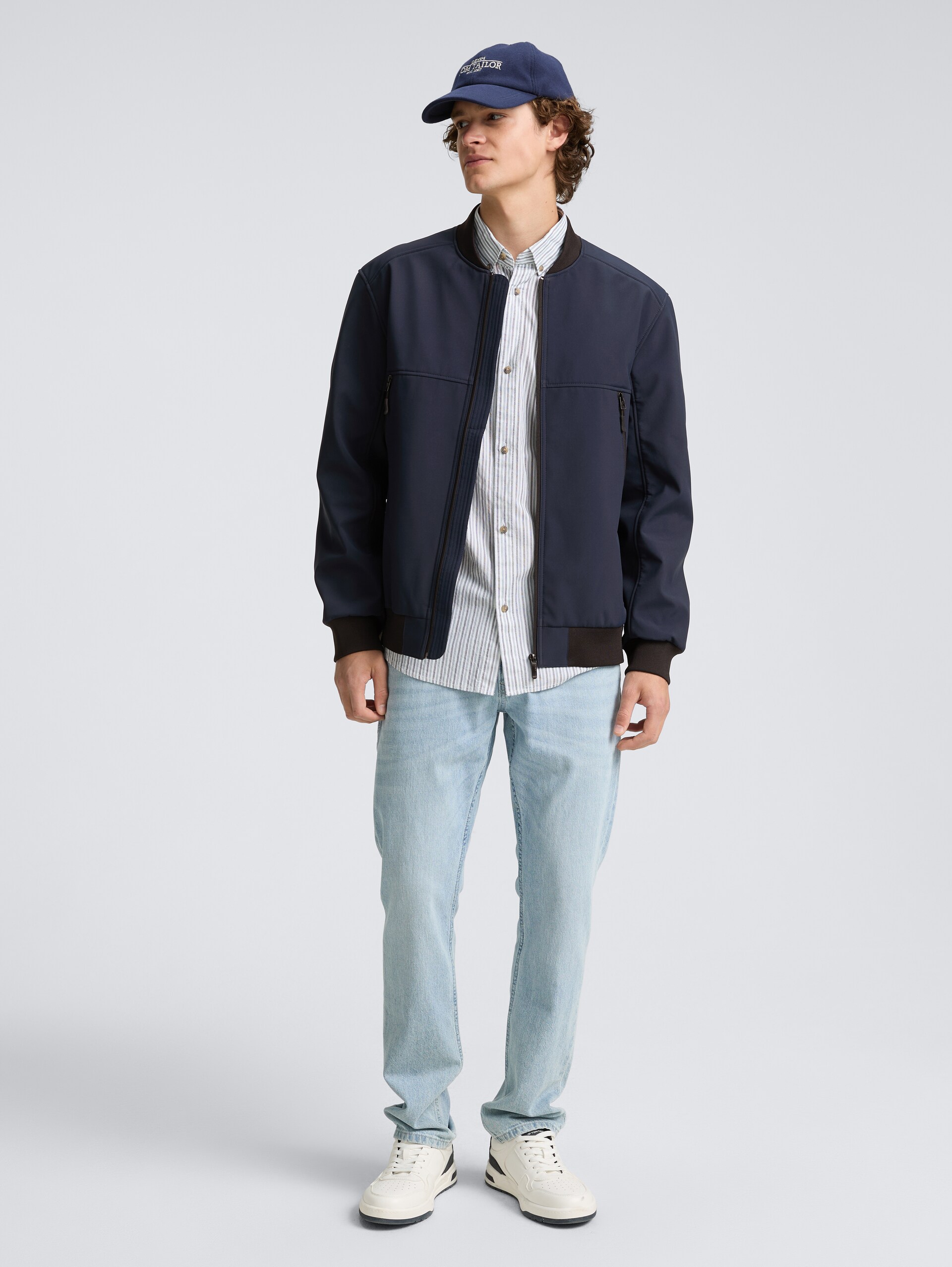 Softshell Jacke im Bomber-Style - sky captain blue - seitliche Model-Ansicht
