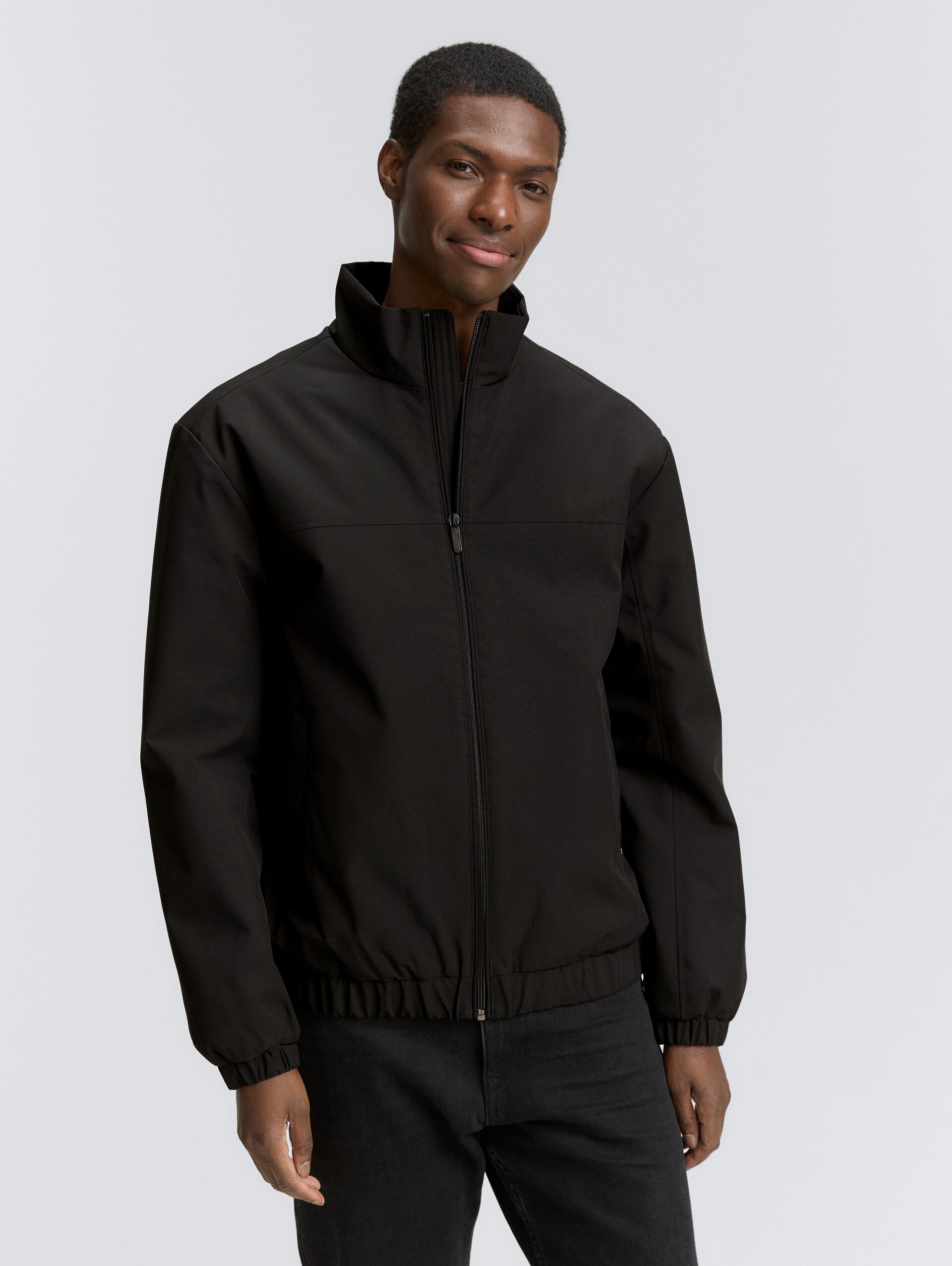 Blouson Jacke mit Stehkragen - Black - Model-Vorderansicht