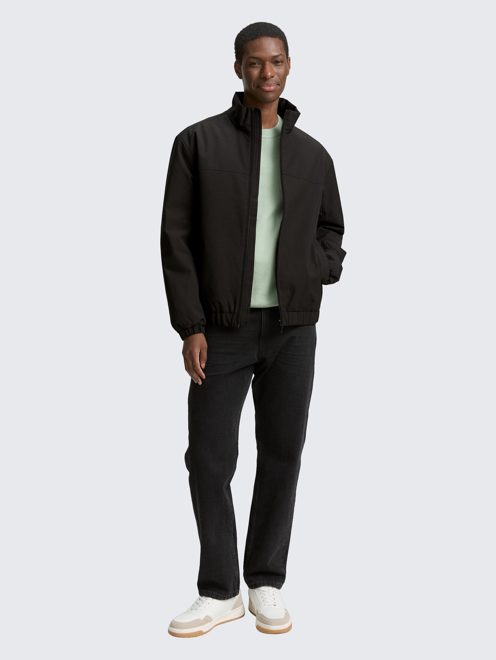 Blouson Jacke mit Stehkragen - Black - seitliche Model-Ansicht