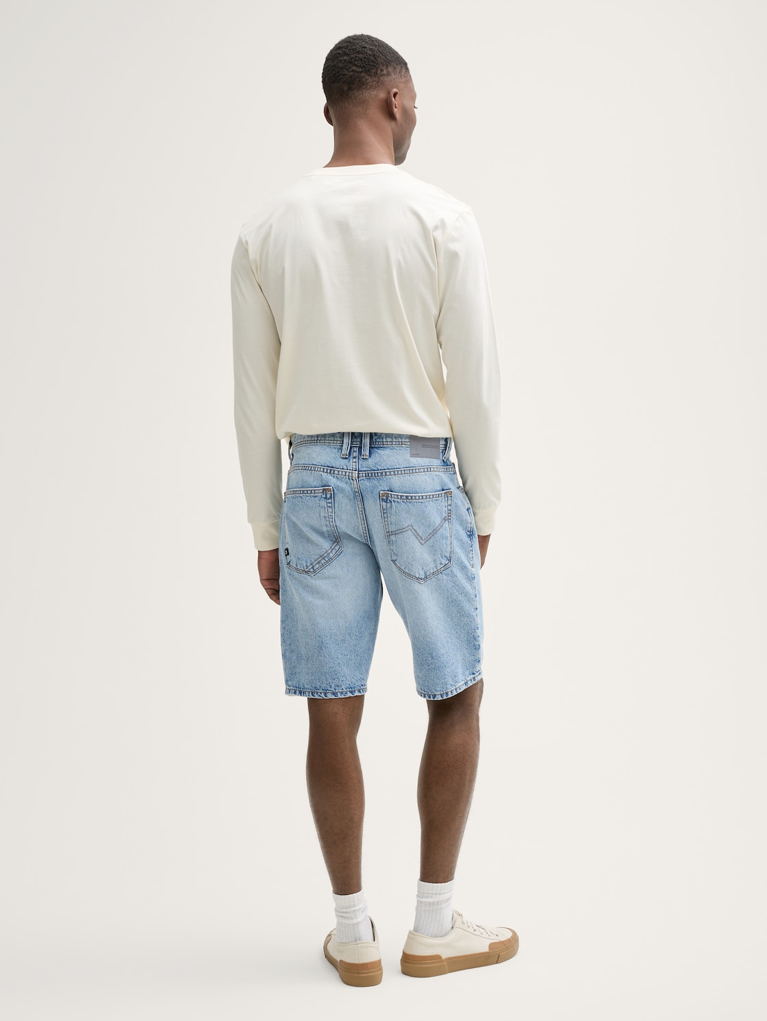 TTPIERS SLIM DESTROYED Jeans Shorts - Destroyed Light Stone Blue Denim - Auschnitt Model-Rückansicht