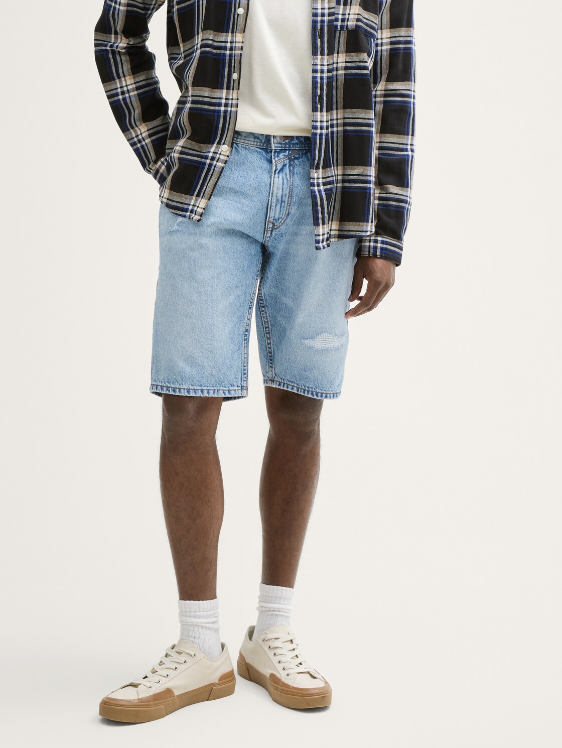 TTPIERS SLIM DESTROYED Jeans Shorts - Destroyed Light Stone Blue Denim - Ausschnitt Model-Vorderansicht