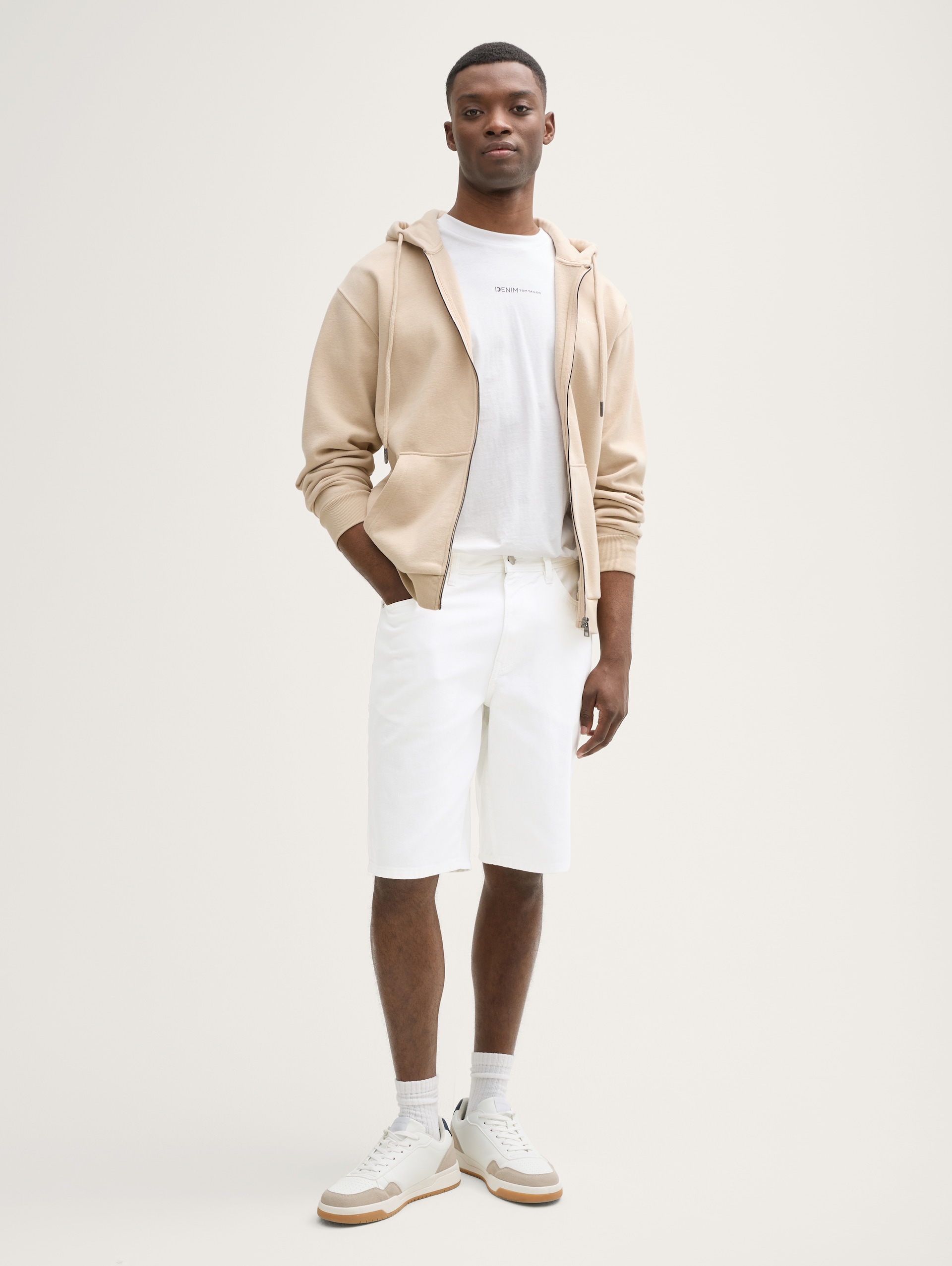 TTWAYLEN RELAXED Jeans Shorts aus Baumwolle - White - Model-Vorderansicht